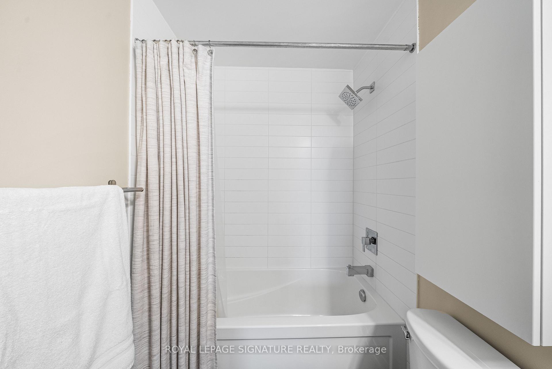 2 Bedrooms Condo at 1284 Guelph, Burlington For sale
