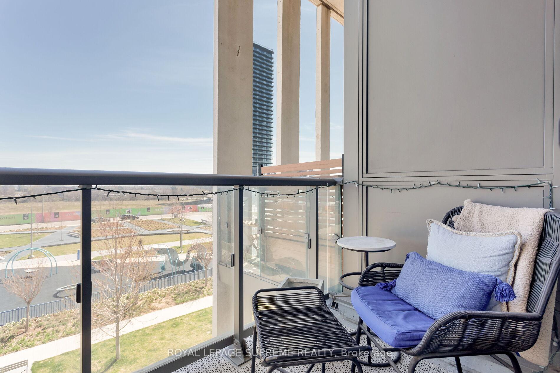 2 Bedrooms Condo at 17 Zorra,  Toronto For sale