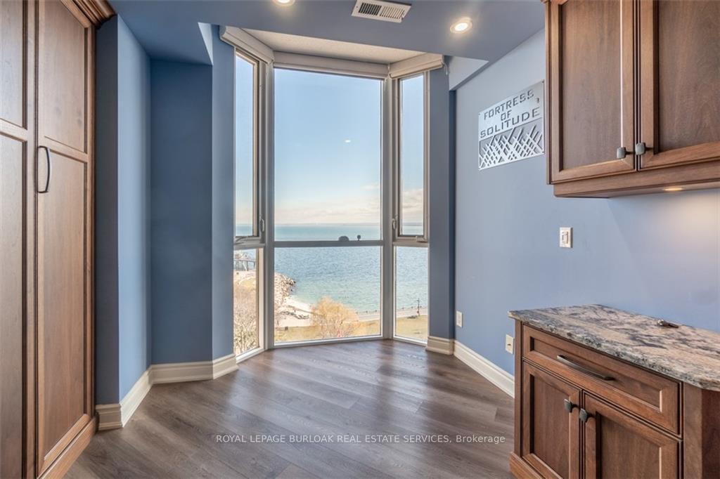 2 Bedrooms Condo at 1477 Lakeshore,  Burlington For sale