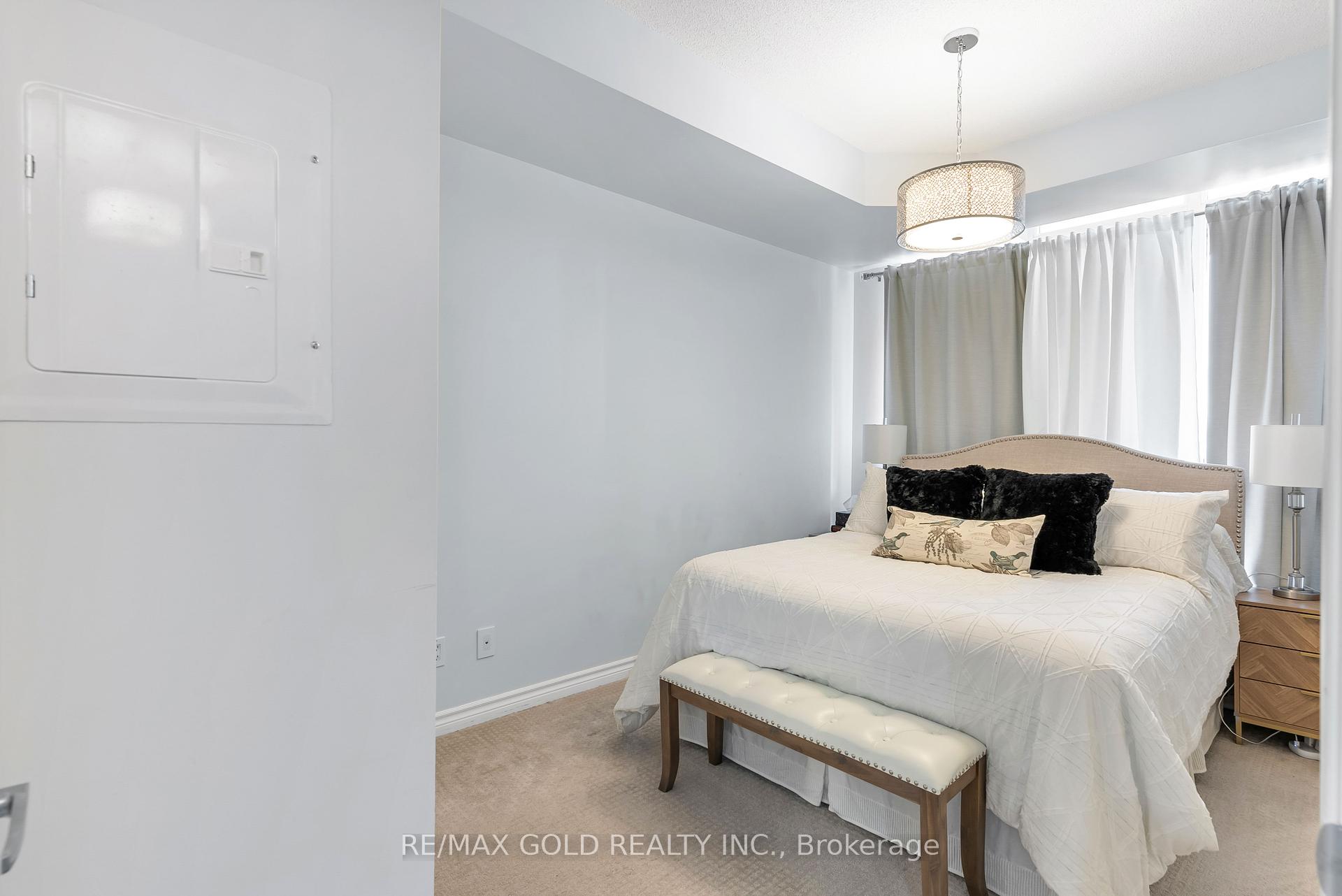 2 Bedrooms Condo at 388 Prince Of Wales, Mississauga For sale