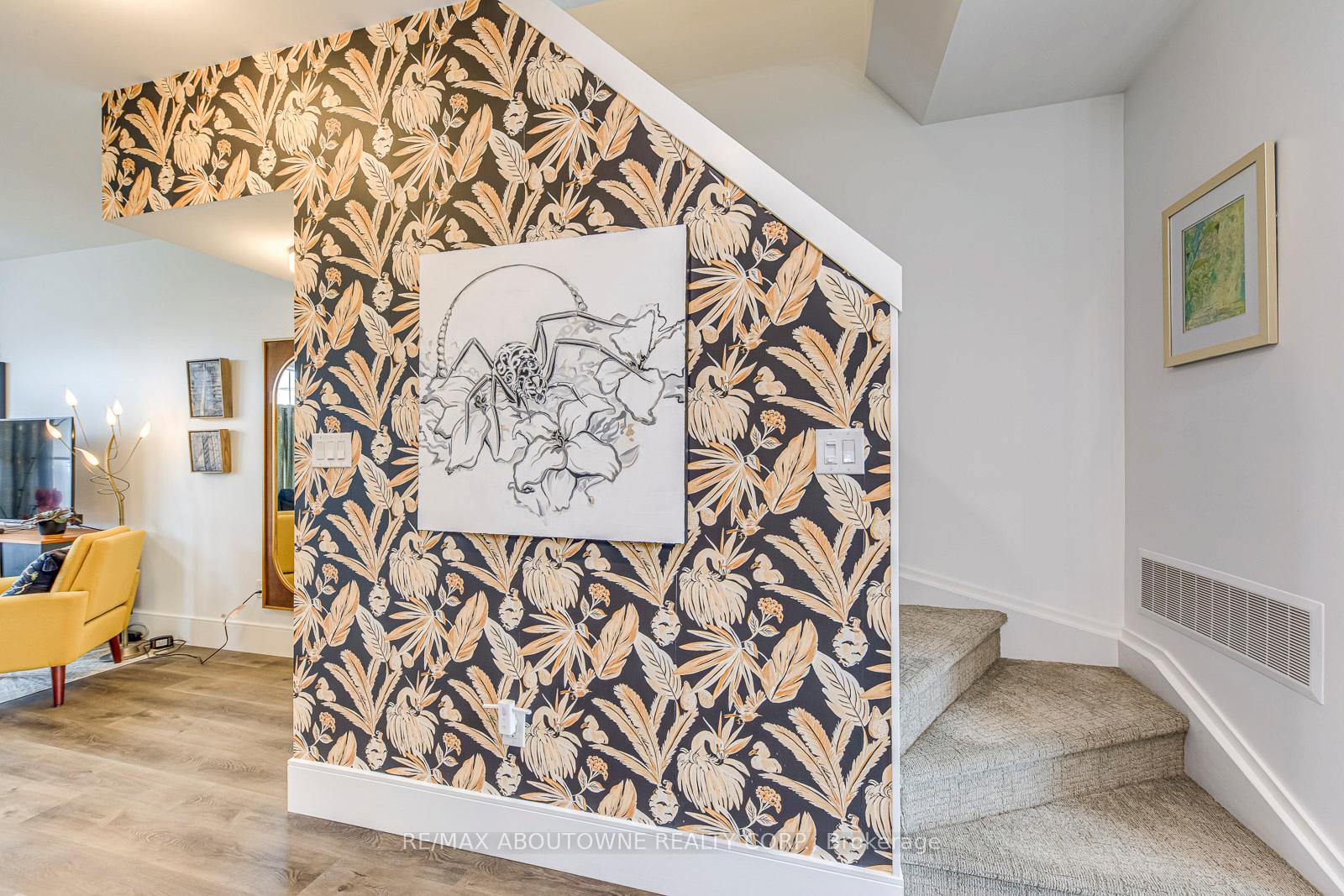 2 Bedrooms Condo at 1401 Plains, Burlington For sale