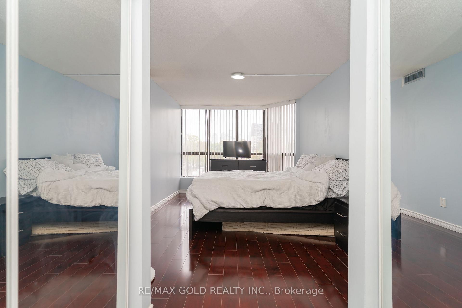3 Bedrooms Condo at 25 Agnes, Mississauga For sale