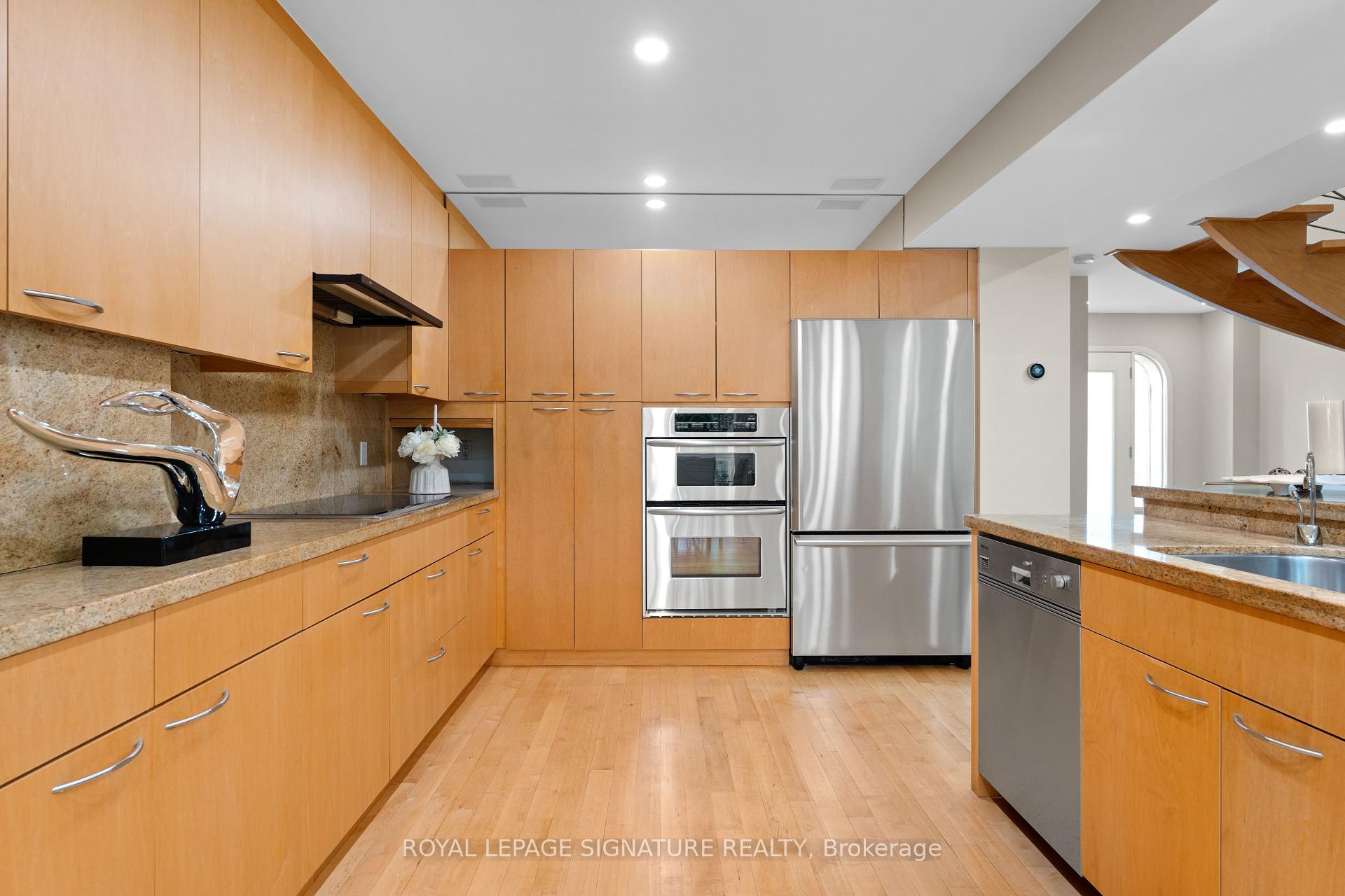 4 Bedrooms Condo at 96 Crimson Mill, Toronto For sale
