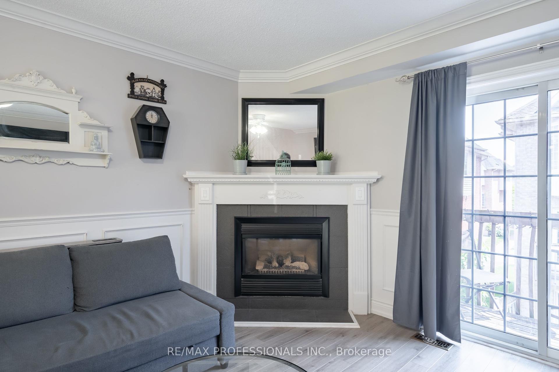 2 Bedrooms Condo at 3480 Upper Middle, Burlington For sale