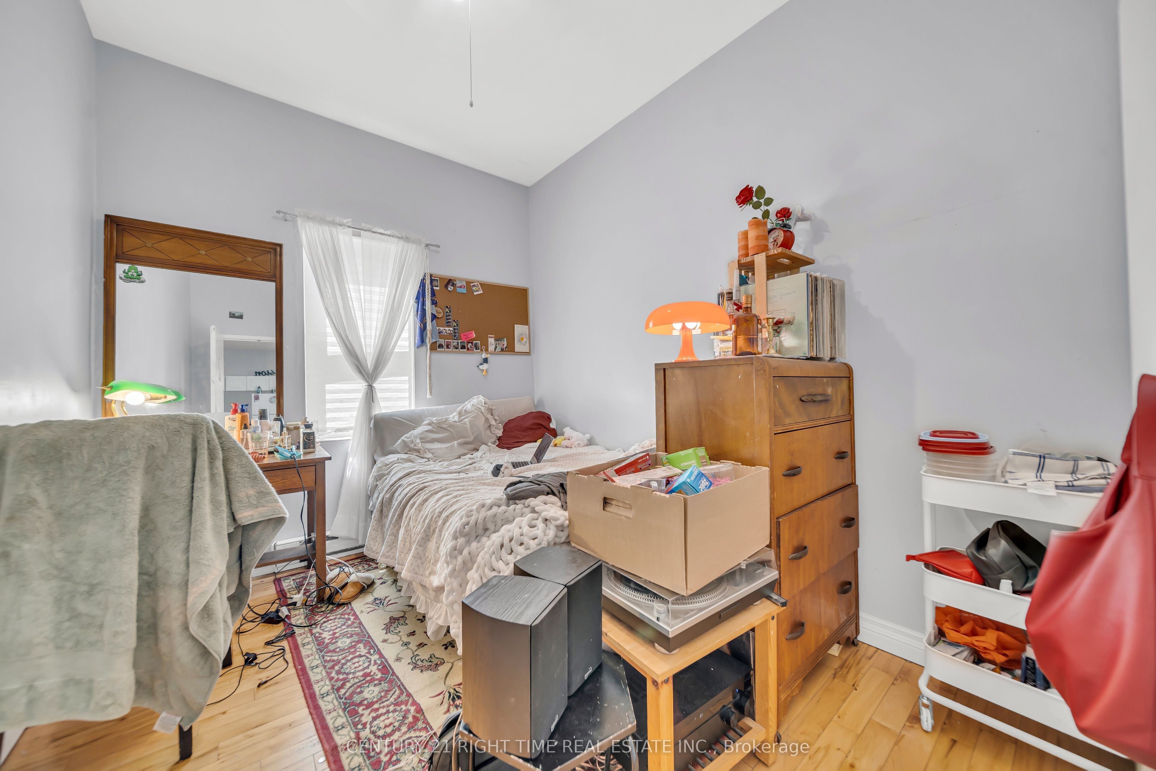 24 Columbia Street W