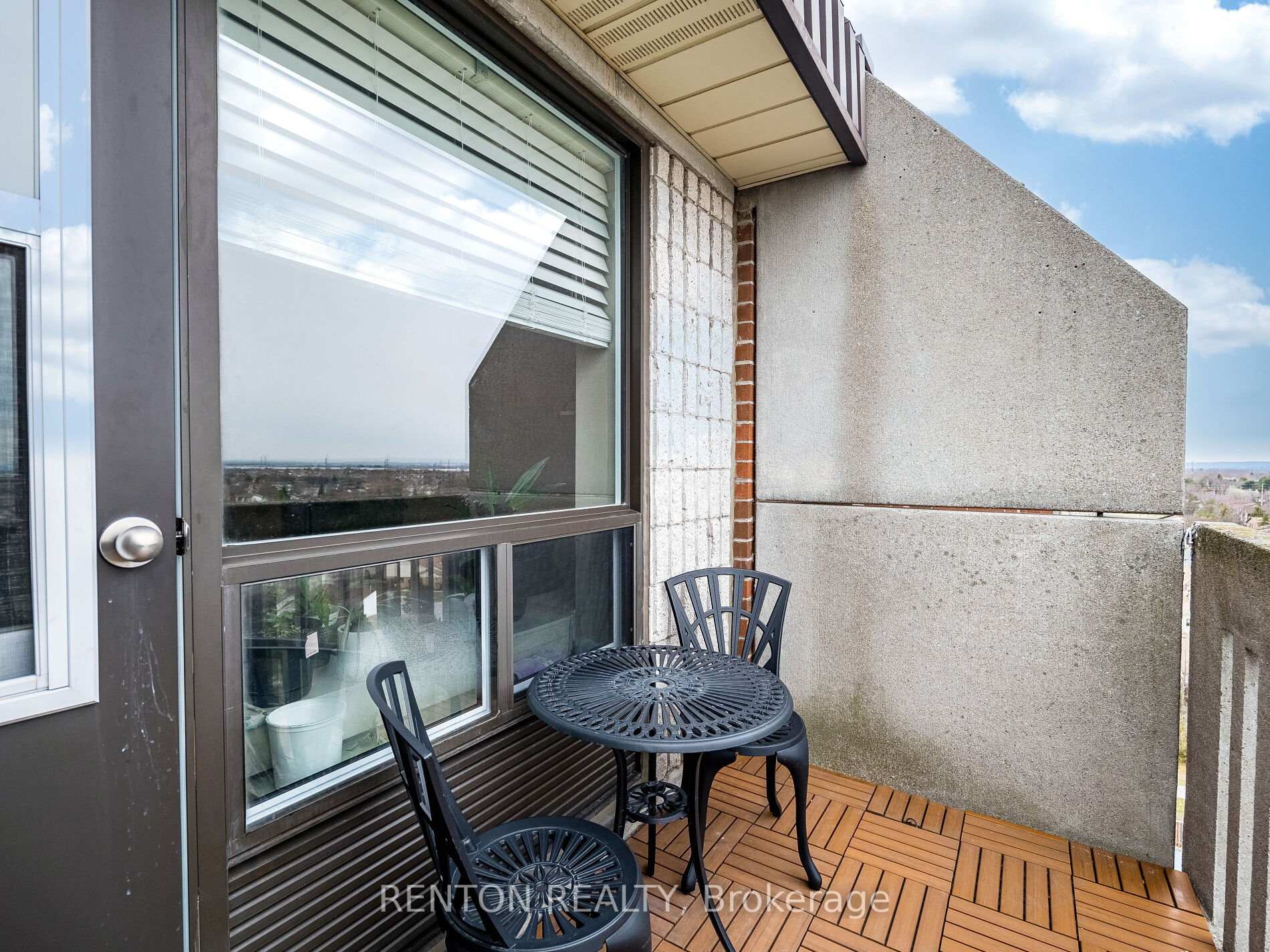 2 Bedrooms Condo at 6720 Glen Erin,  Mississauga For sale