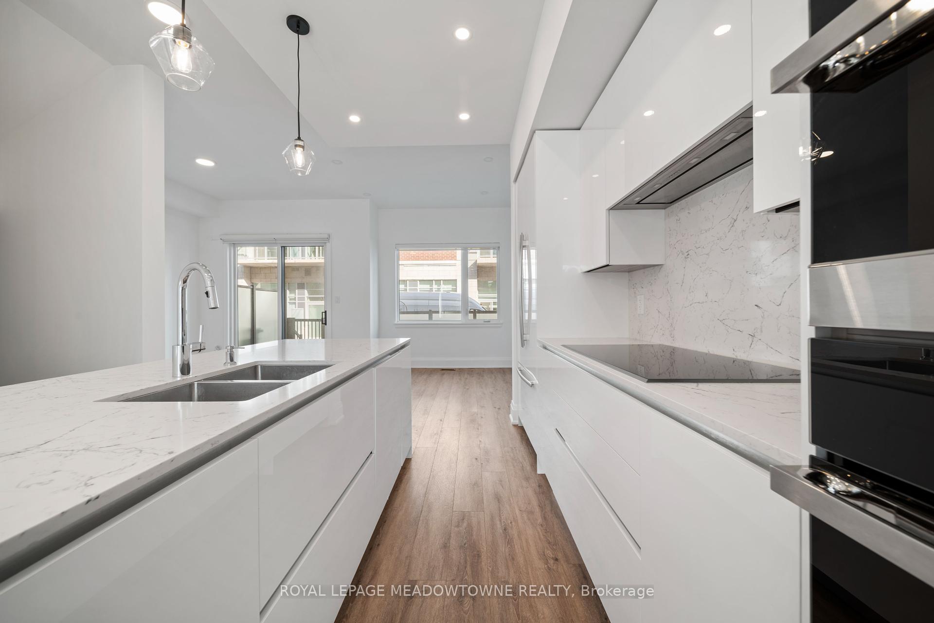 4 Bedrooms Condo at 121 High, Mississauga For sale
