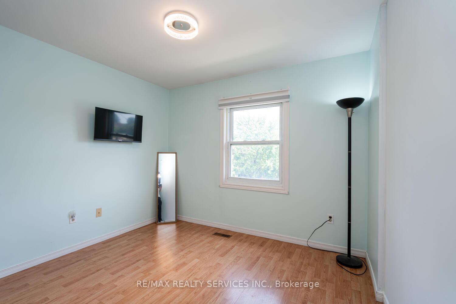 5 Bedrooms Condo at 2825 Gananoque, Mississauga For sale