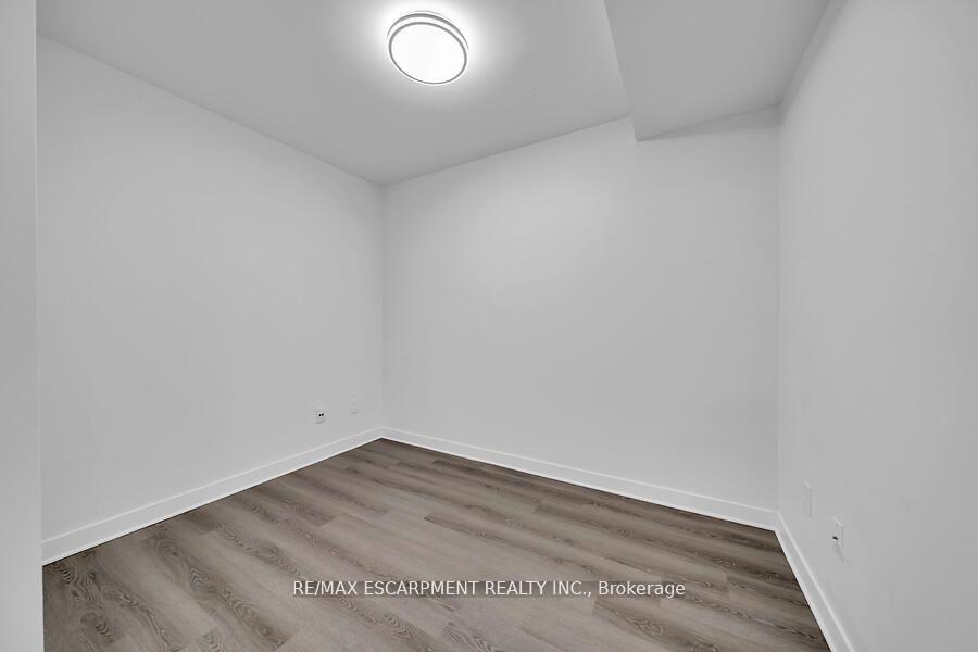2 Bedrooms Condo at 5317 Upper Middle, Burlington For sale