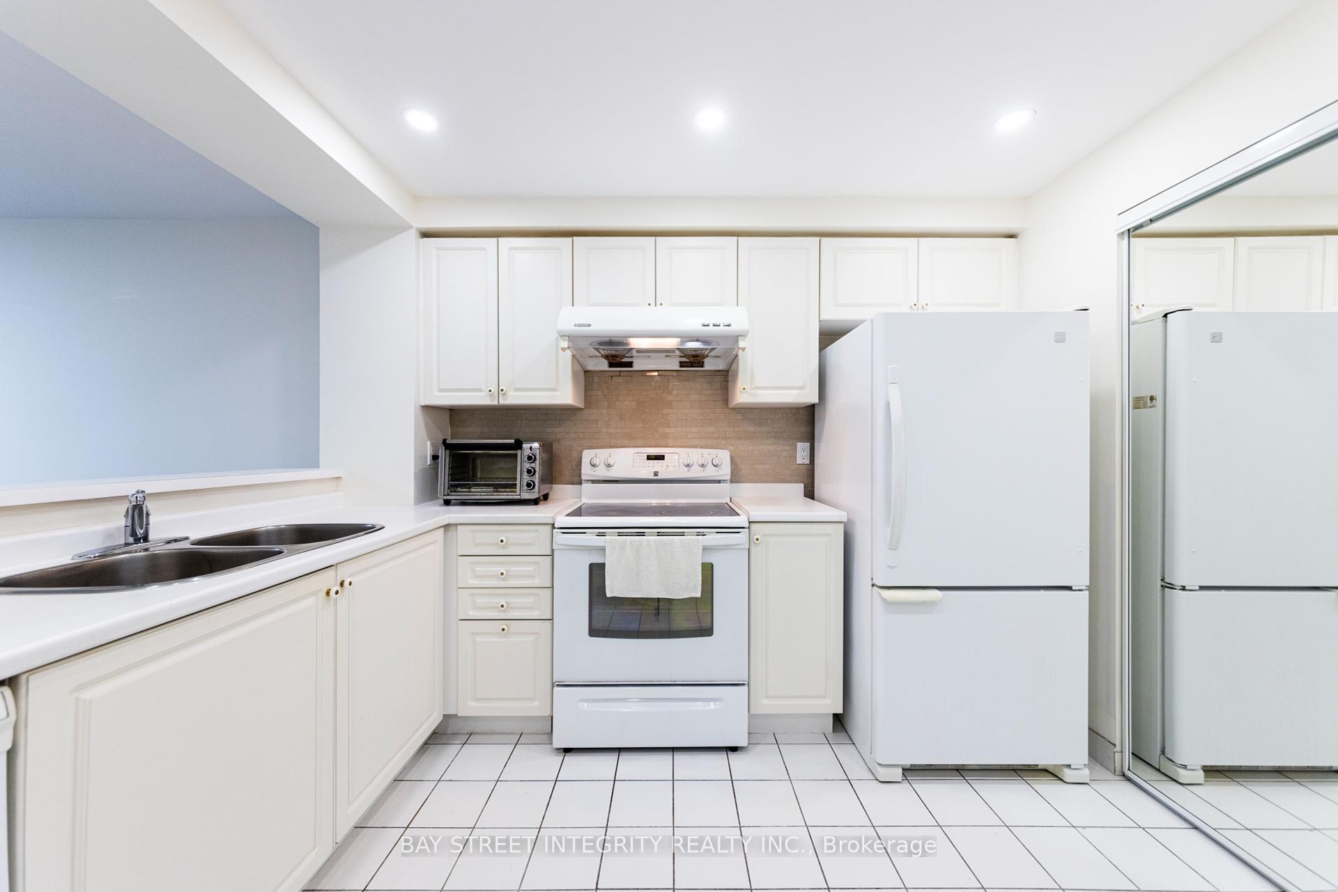 2 Bedrooms Condo at 28 Hollywood, Toronto For sale