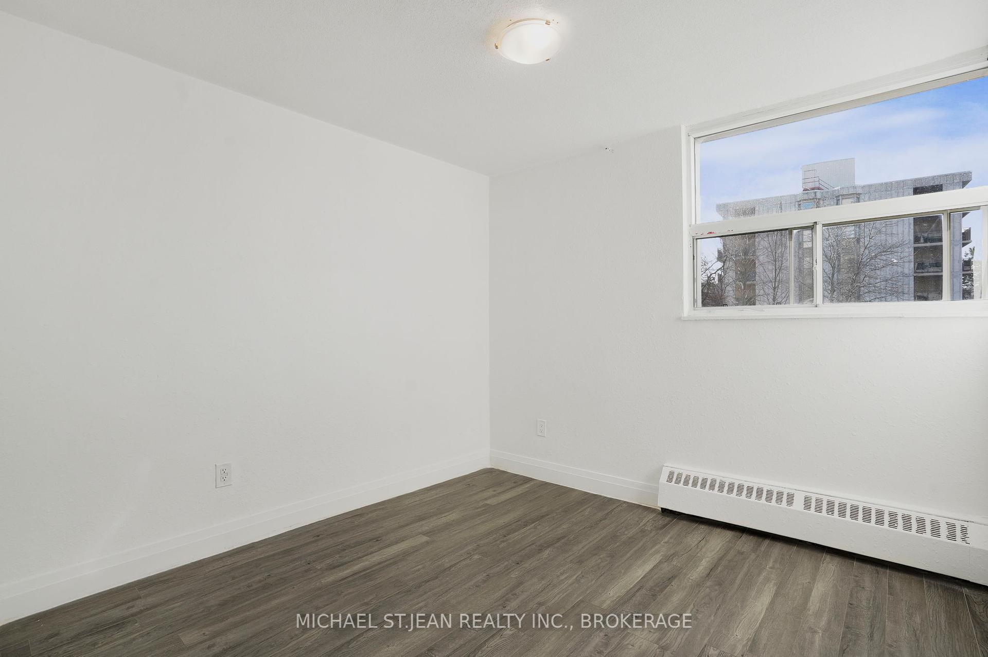 3 Bedrooms Condo at 15 Albright,  Hamilton For sale