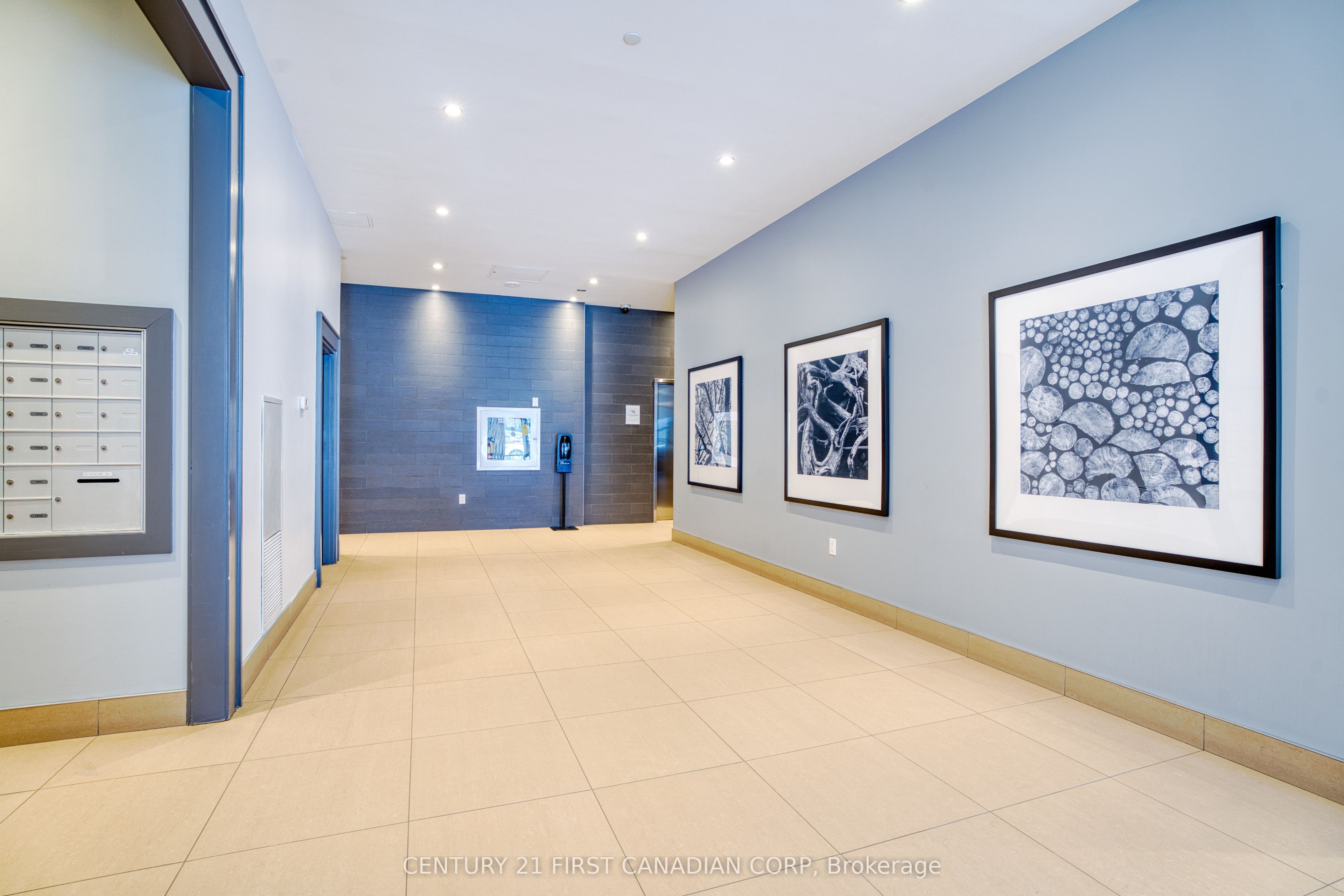240 Villagewalk Boulevard, #812