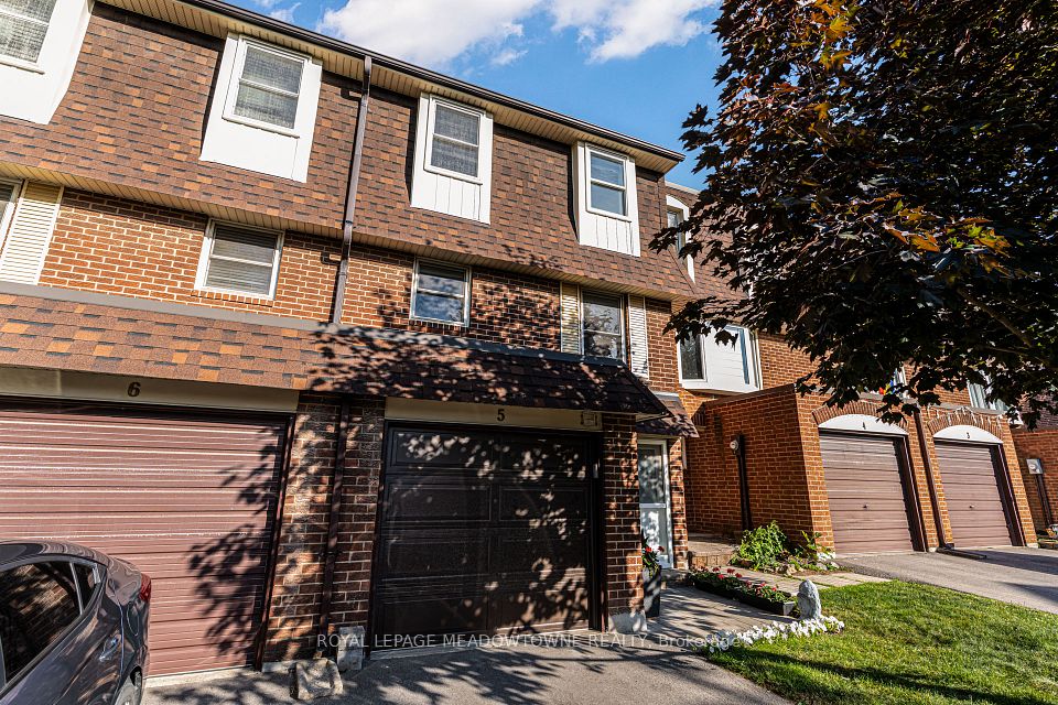 371 Bronte Street
