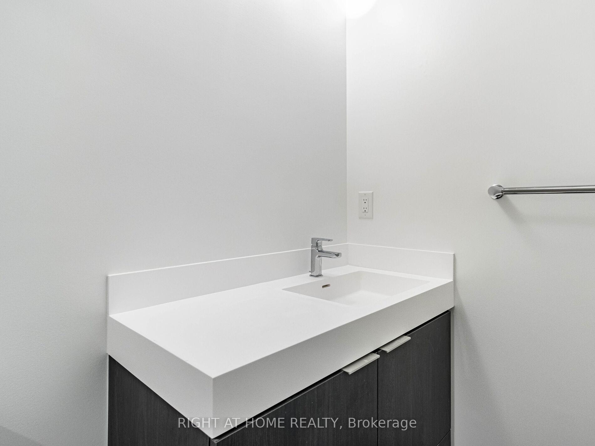 2 Bedrooms Condo at 5 maryport, Toronto For sale