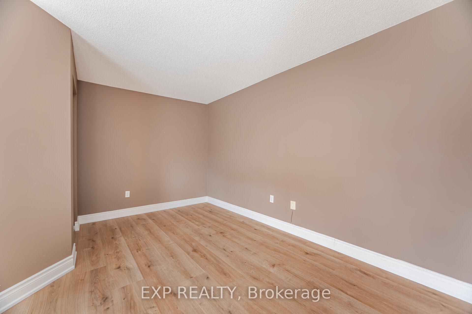 2 Bedrooms Condo at 216 Plains, Burlington For sale