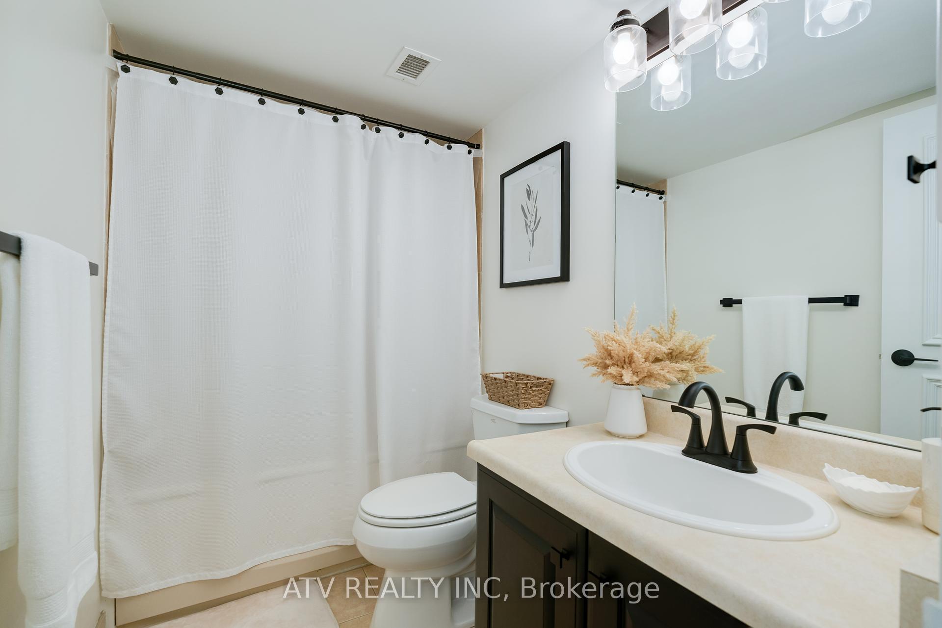 2 Bedrooms Condo at 30 Wellington,  Toronto For sale