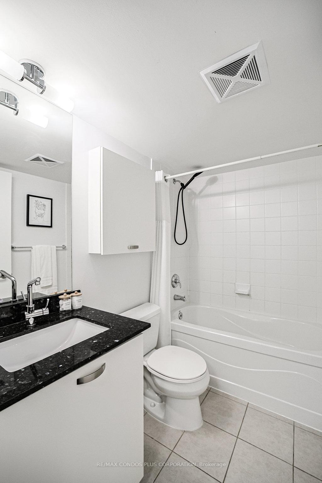 2 Bedrooms Condo at 38 Grenville, Toronto For sale