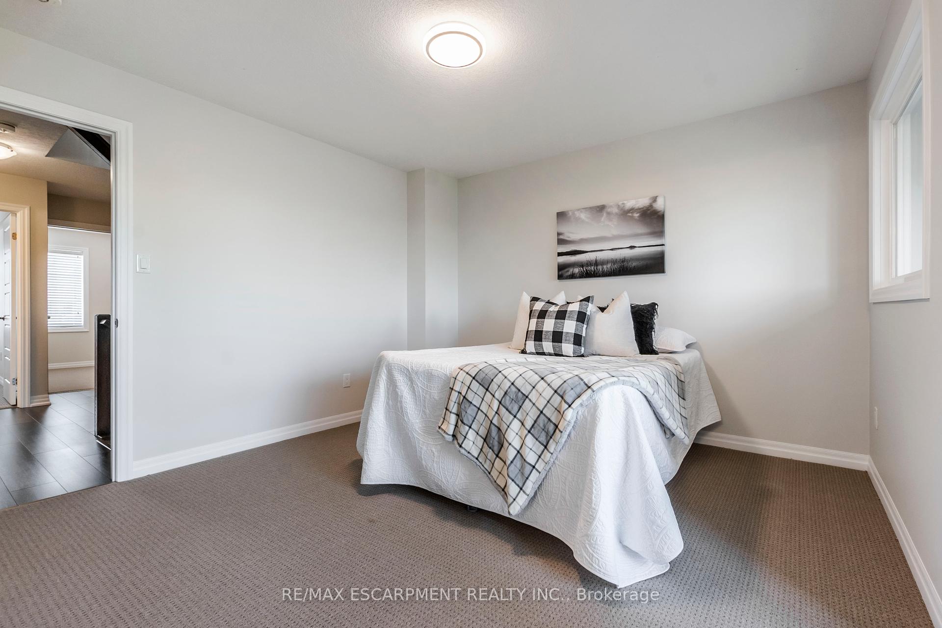 3 Bedrooms Condo at 290 Barton, Hamilton For sale