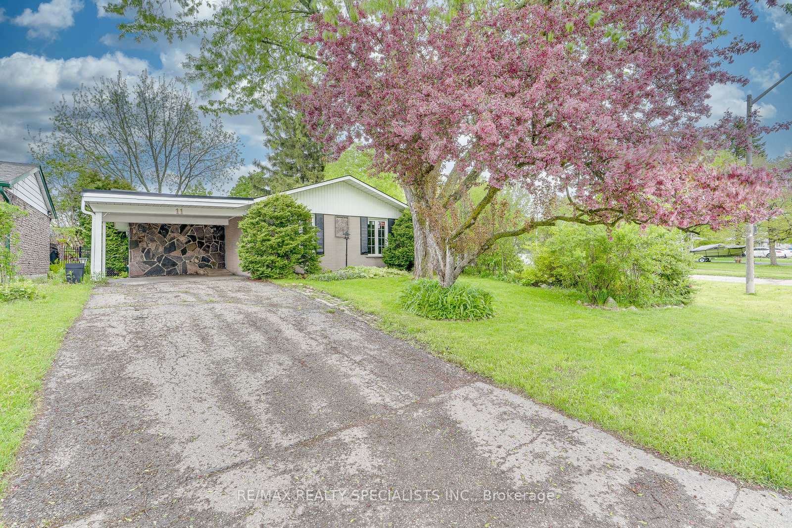 11 Caledonia Road, Orangeville, ON L9W 2V2 ; MLS ID: W12173747