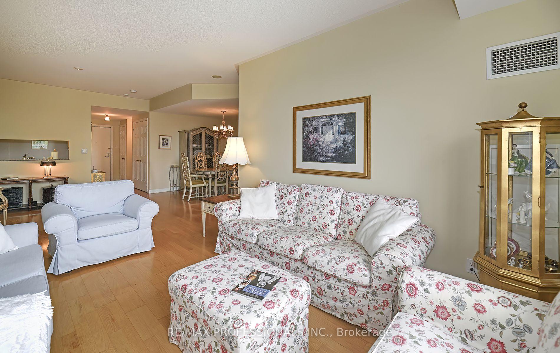 3 Bedrooms Condo at 3085 Bloor, Toronto For sale