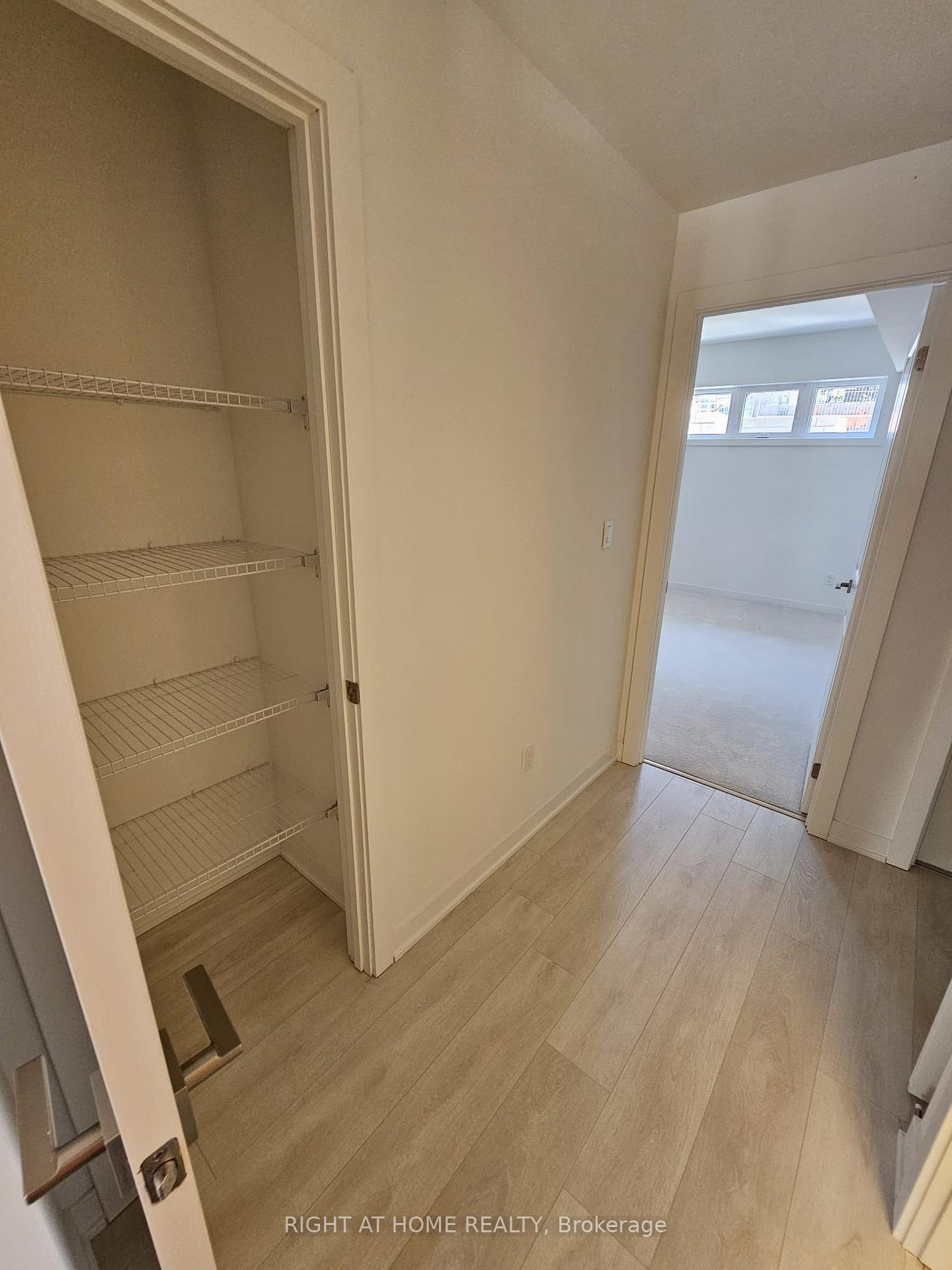 3 Bedrooms Condo at 4017 Hickory, Mississauga For sale
