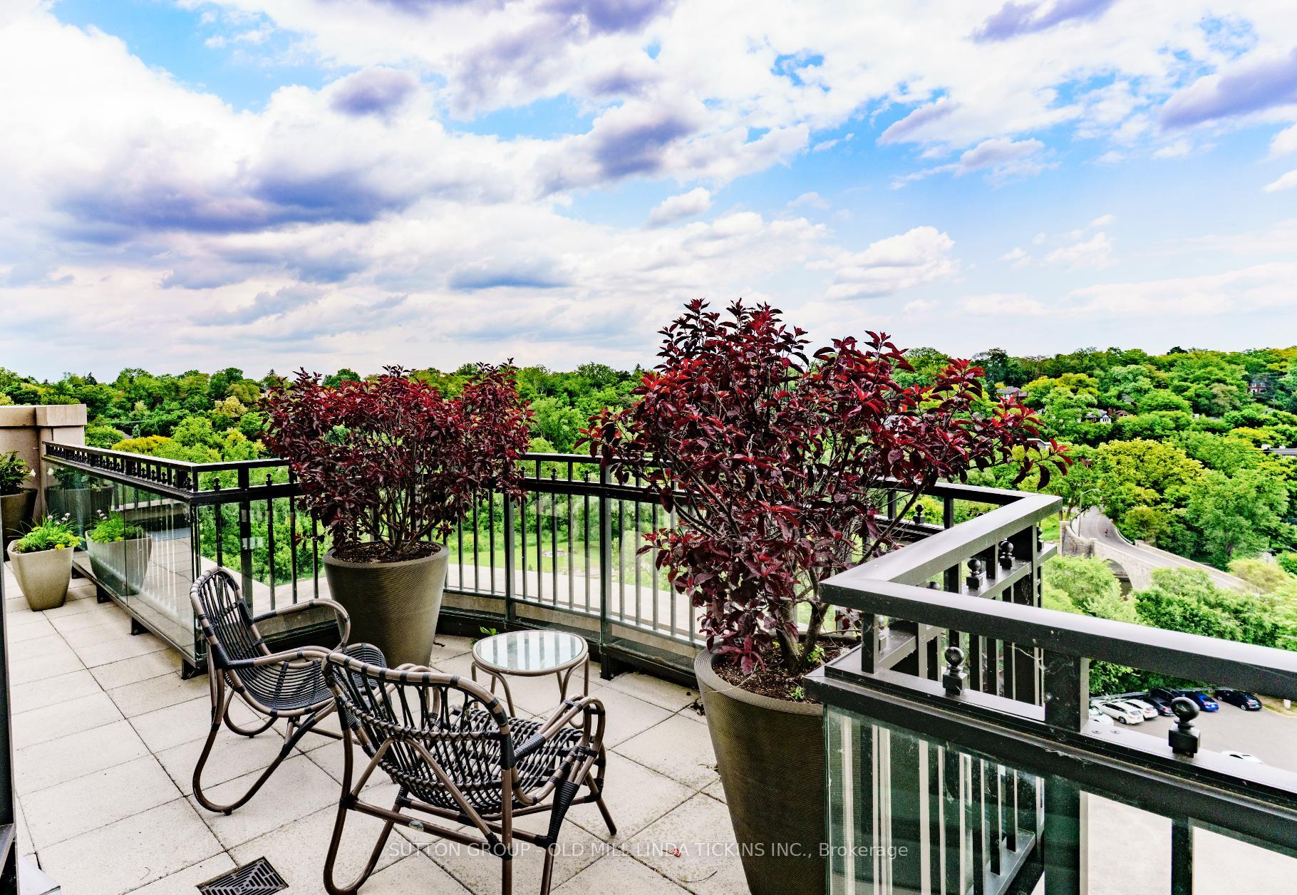 2 Bedrooms Condo at 30 Old Mill, Toronto For sale