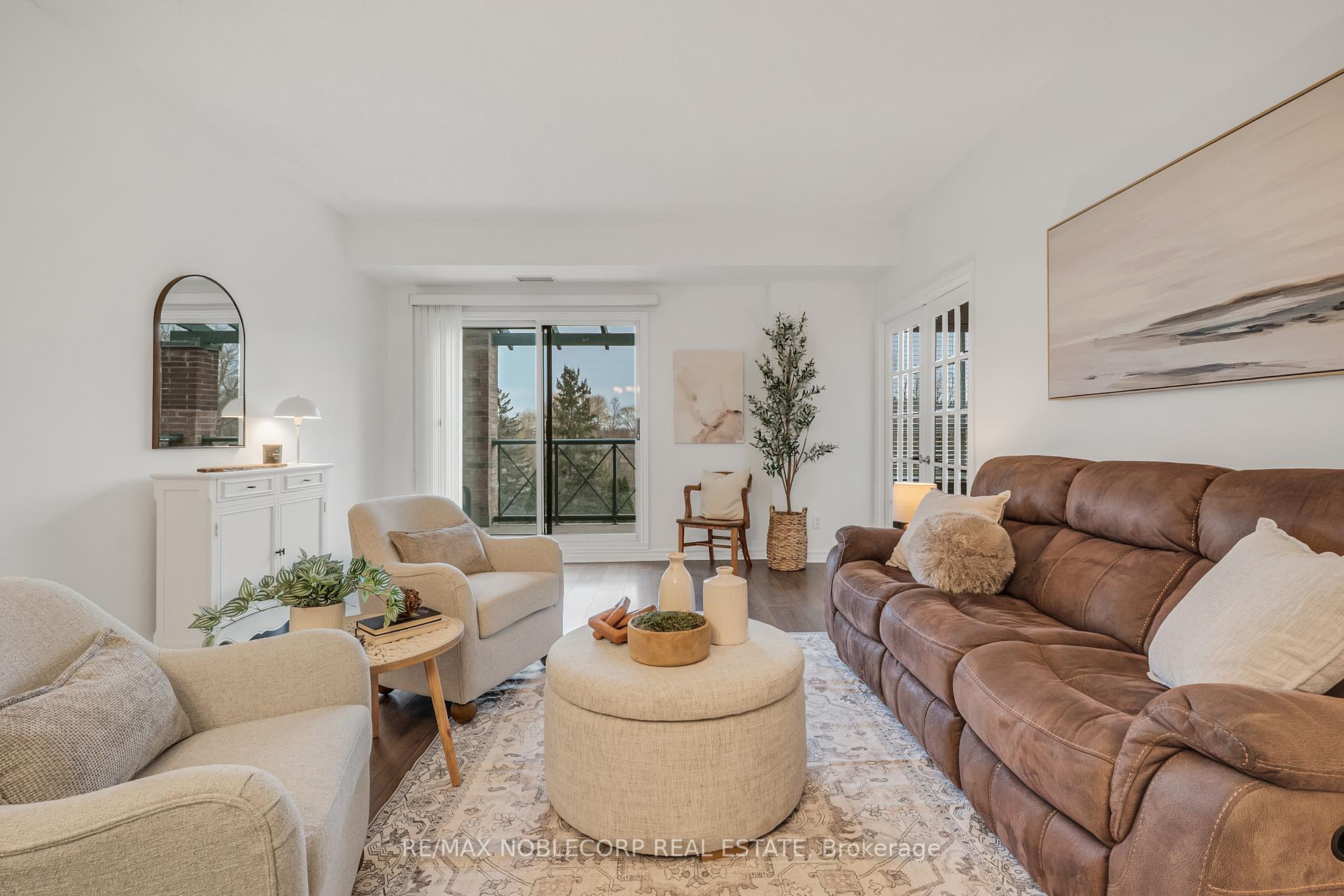 3 Bedrooms Condo at 121 Woodbridge, Vaughan For sale