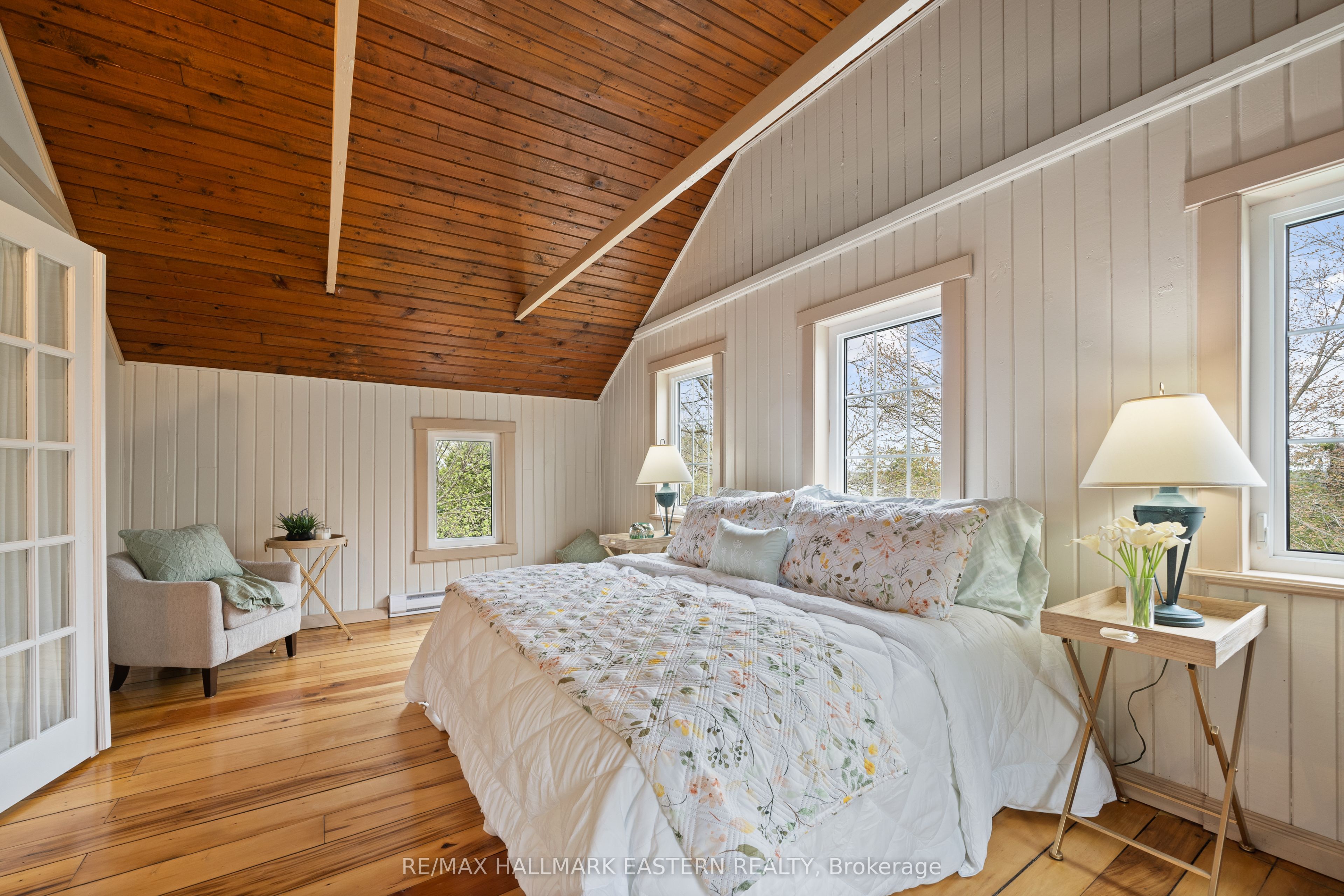 1043 Lakeview Avenue, Selwyn, ON K0L 1H0