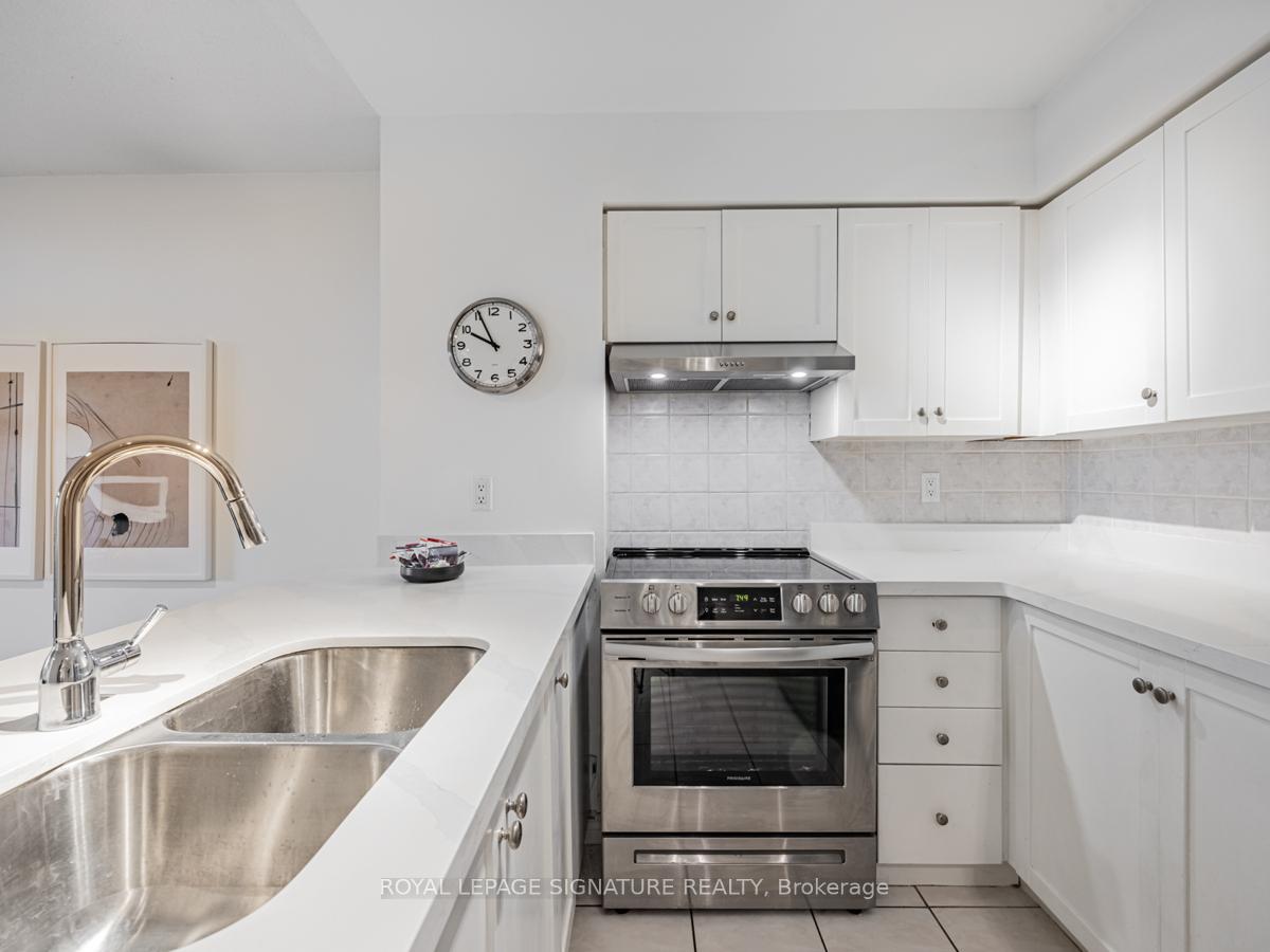 2 Bedrooms Condo at 35 Kingsbridge Garden, Mississauga For sale