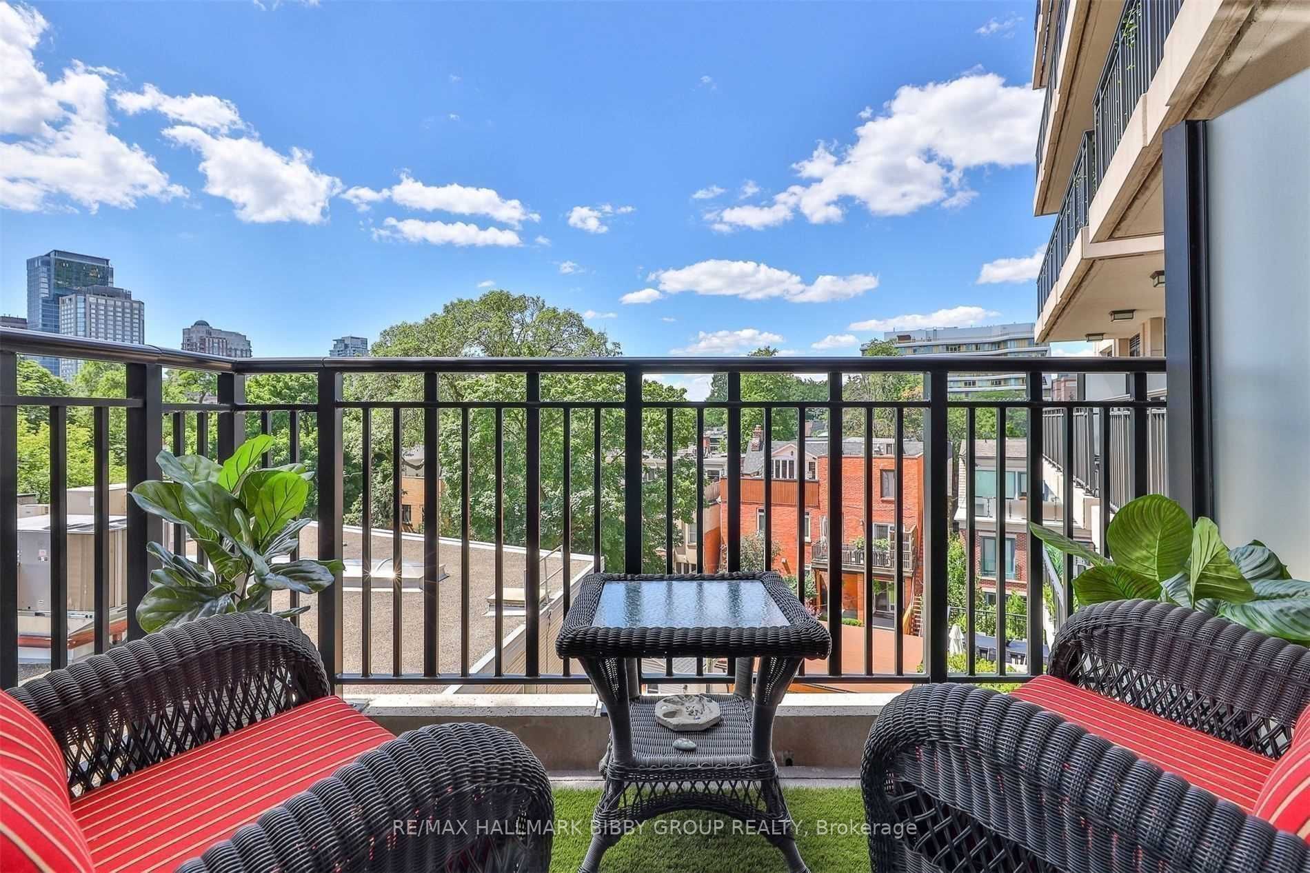 3 Bedrooms Condo at 181 Davenport,  Toronto For sale