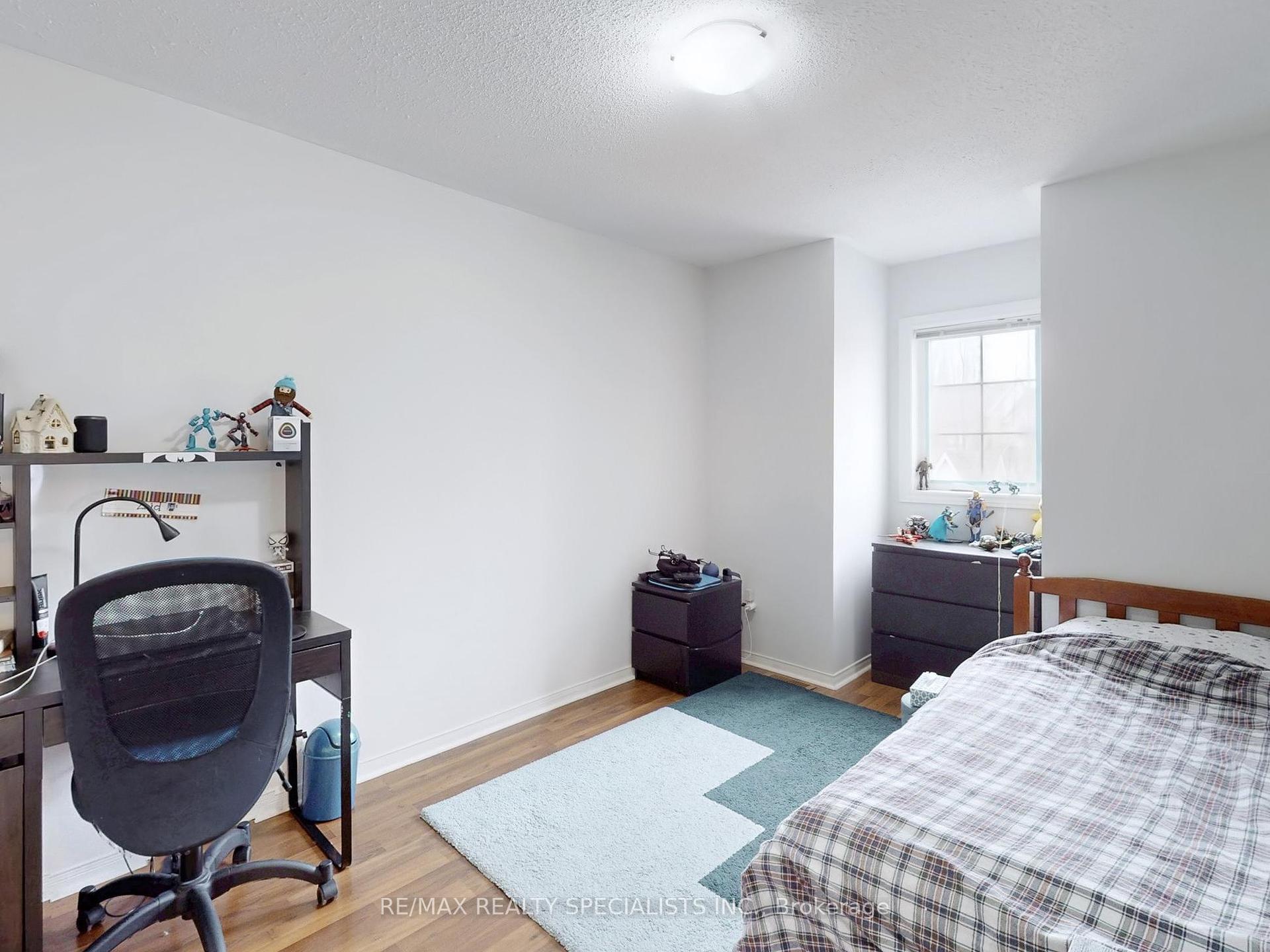 3 Bedrooms Condo at 5223 Fairford,  Mississauga For sale