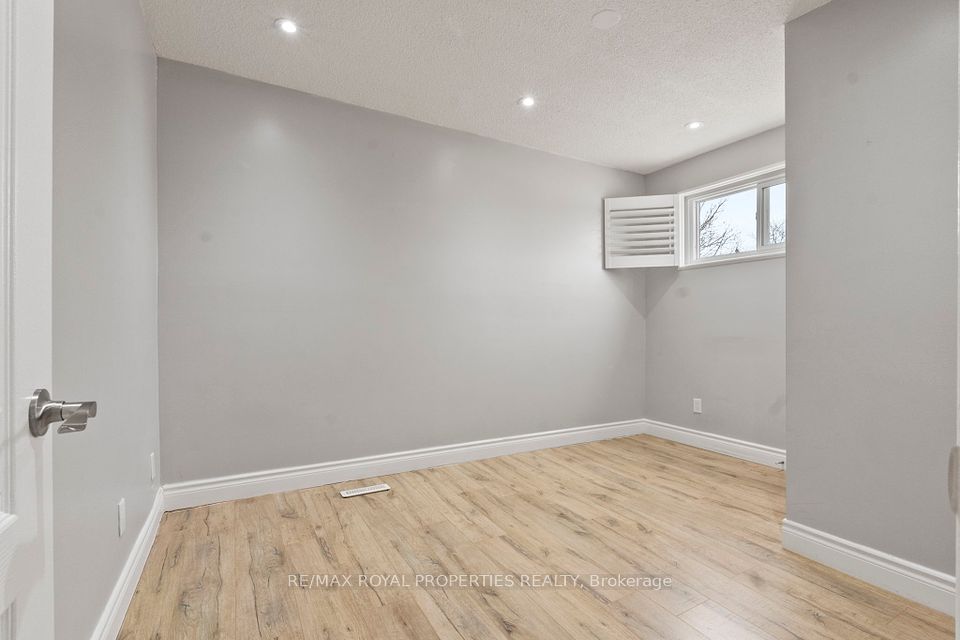 https://trreb-image.ampre.ca/Ag0J_F1WHdKROk13htEBYnl9aJgR95TK3425737FPgI/rs:fit:960:960/wm:.5:so:0:50:.4/wmsh:10/wmt:PHNwYW4gZm9yZWdyb3VuZD0nd2hpdGUnIGZvbnQ9JzY4Jz5SRS9NQVggUk9ZQUwgUFJPUEVSVElFUyBSRUFMVFksIEJyb2tlcmFnZTwvc3Bhbj4/L3RycmViL2xpc3RpbmdzLzQwLzgyLzQ2Lzg1L3AvODk1MWZlYjYtNDkzNC00ZmJhLTk2NzItMGI0ODMwN2E2Njc4LkpQRw.jpg