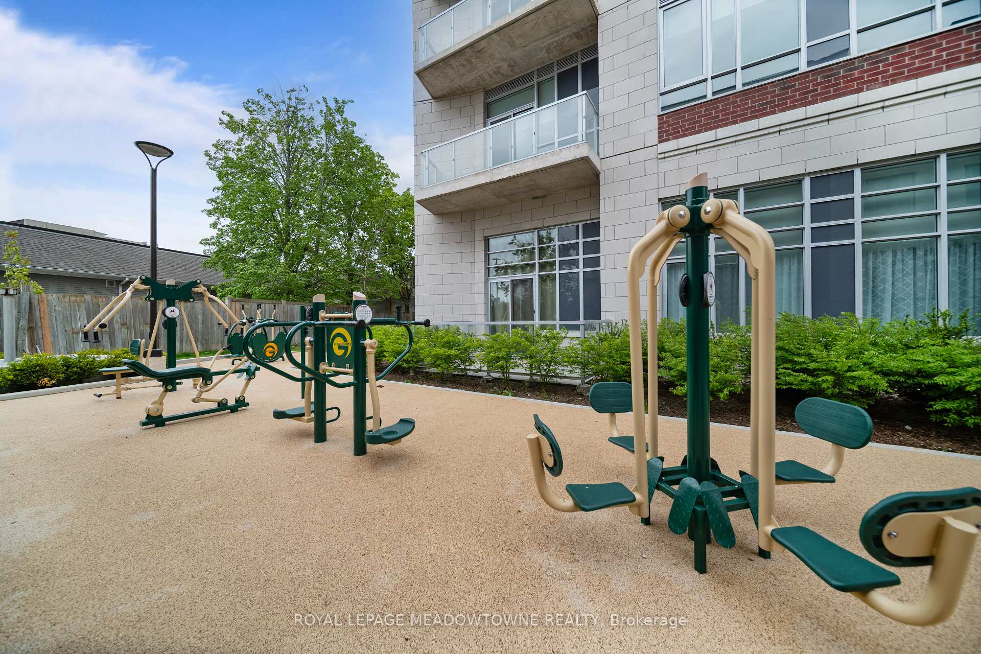4 Bedrooms Condo at 121 High, Mississauga For sale