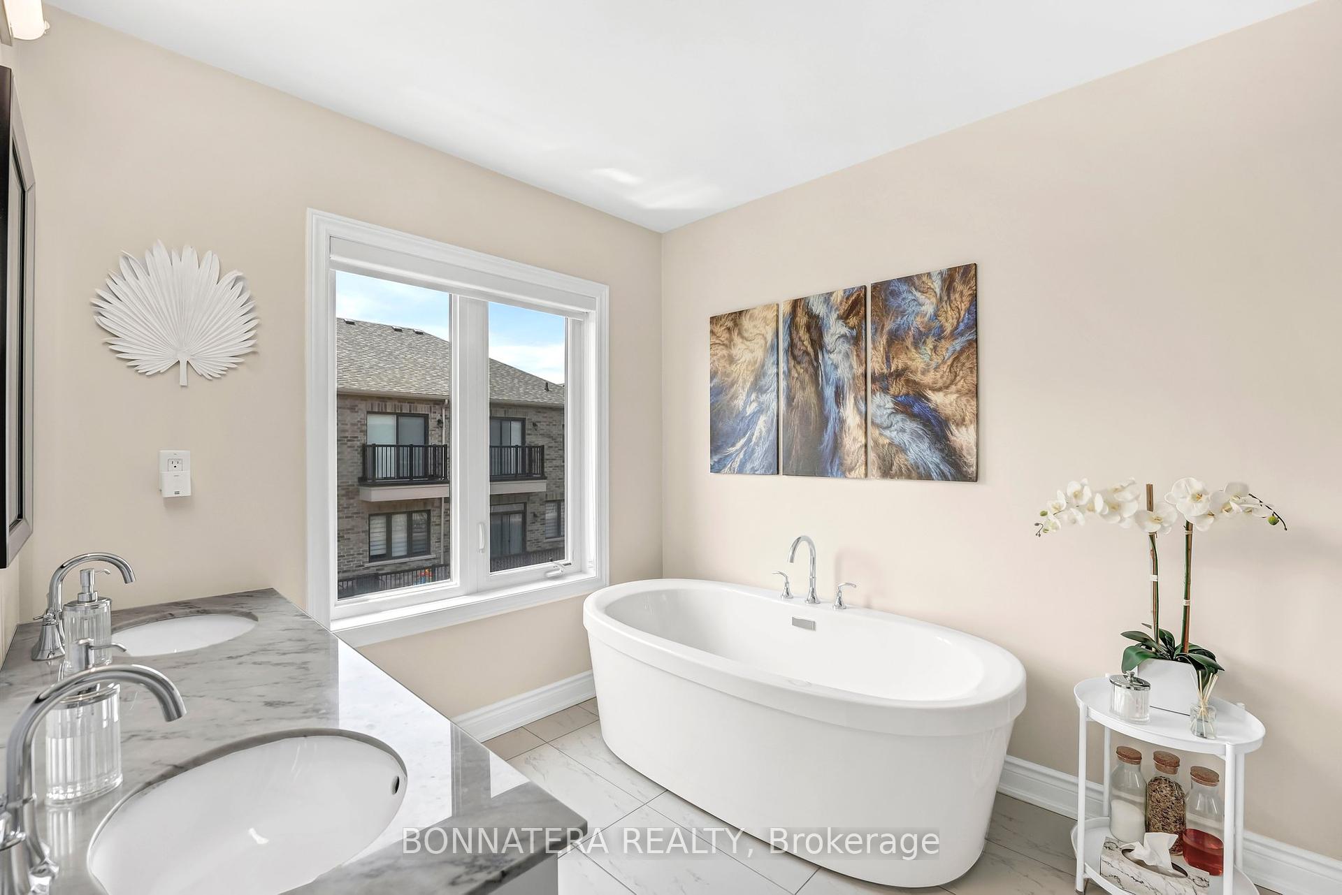 4 Bedrooms Condo at 10 Augustus, Toronto For sale