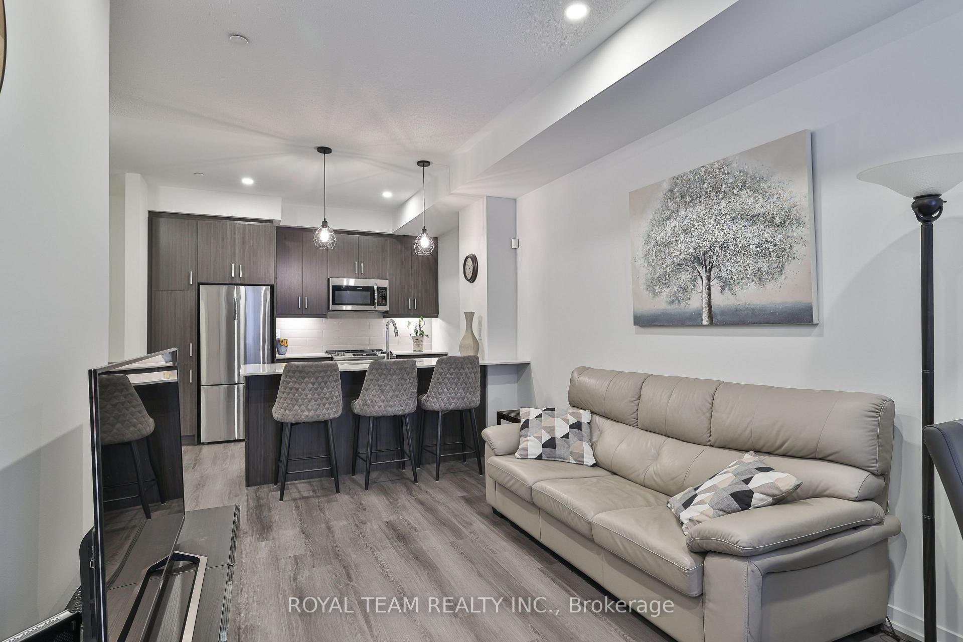 2 Bedrooms Condo at 131 Honeycrisp, Vaughan For sale