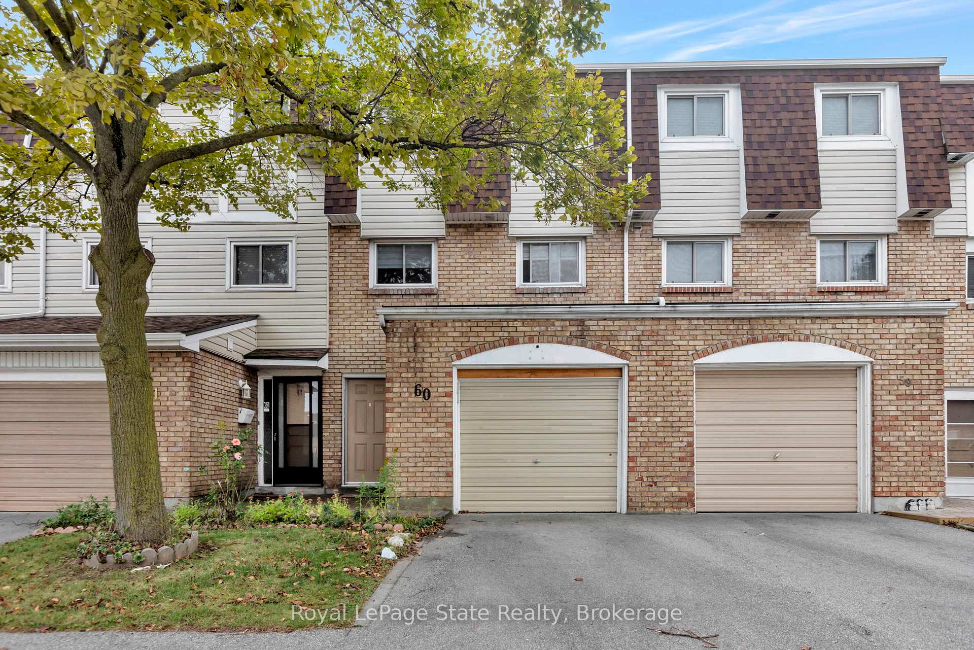 3 Bedrooms Condo at 11 Harrisford, Hamilton For sale