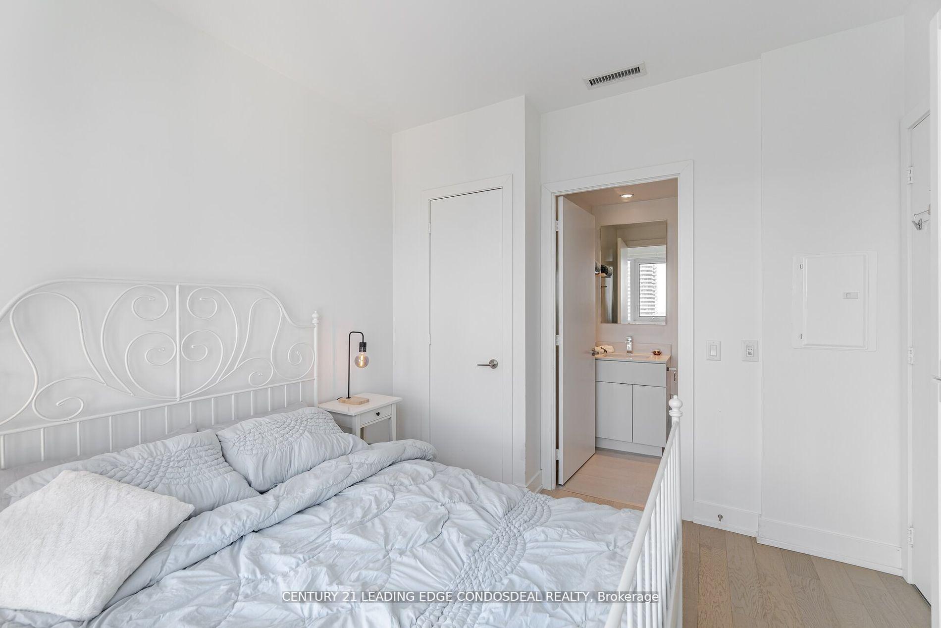 2 Bedrooms Condo at 7 Grenville, Toronto For sale