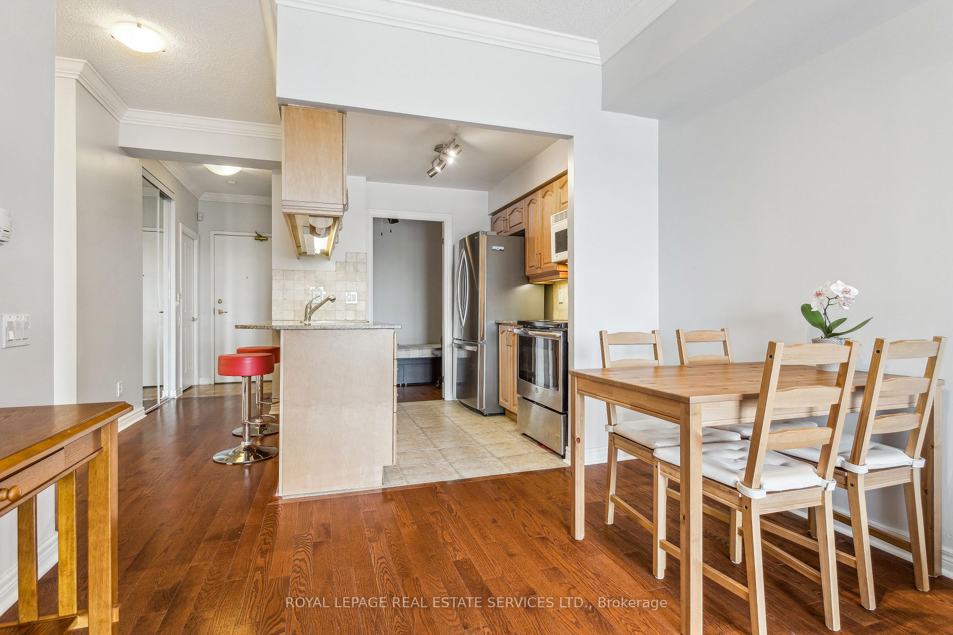 2 Bedrooms Condo at 40 Old Mill, Oakville For sale