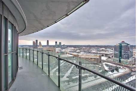 3 Bedrooms Condo at 50 Absolute, Mississauga For sale