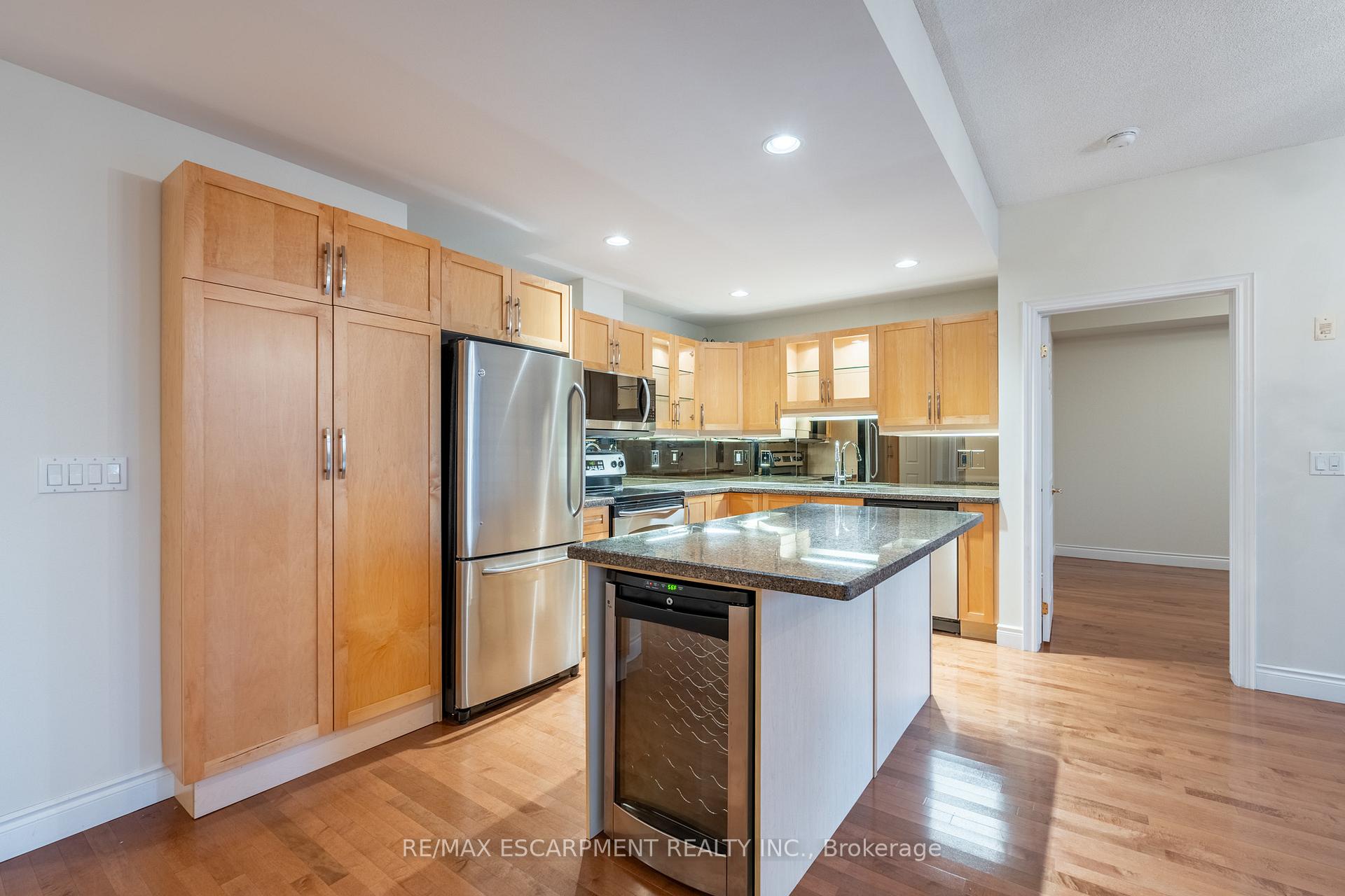 2 Bedrooms Condo at 399 Elizabeth, Burlington For sale