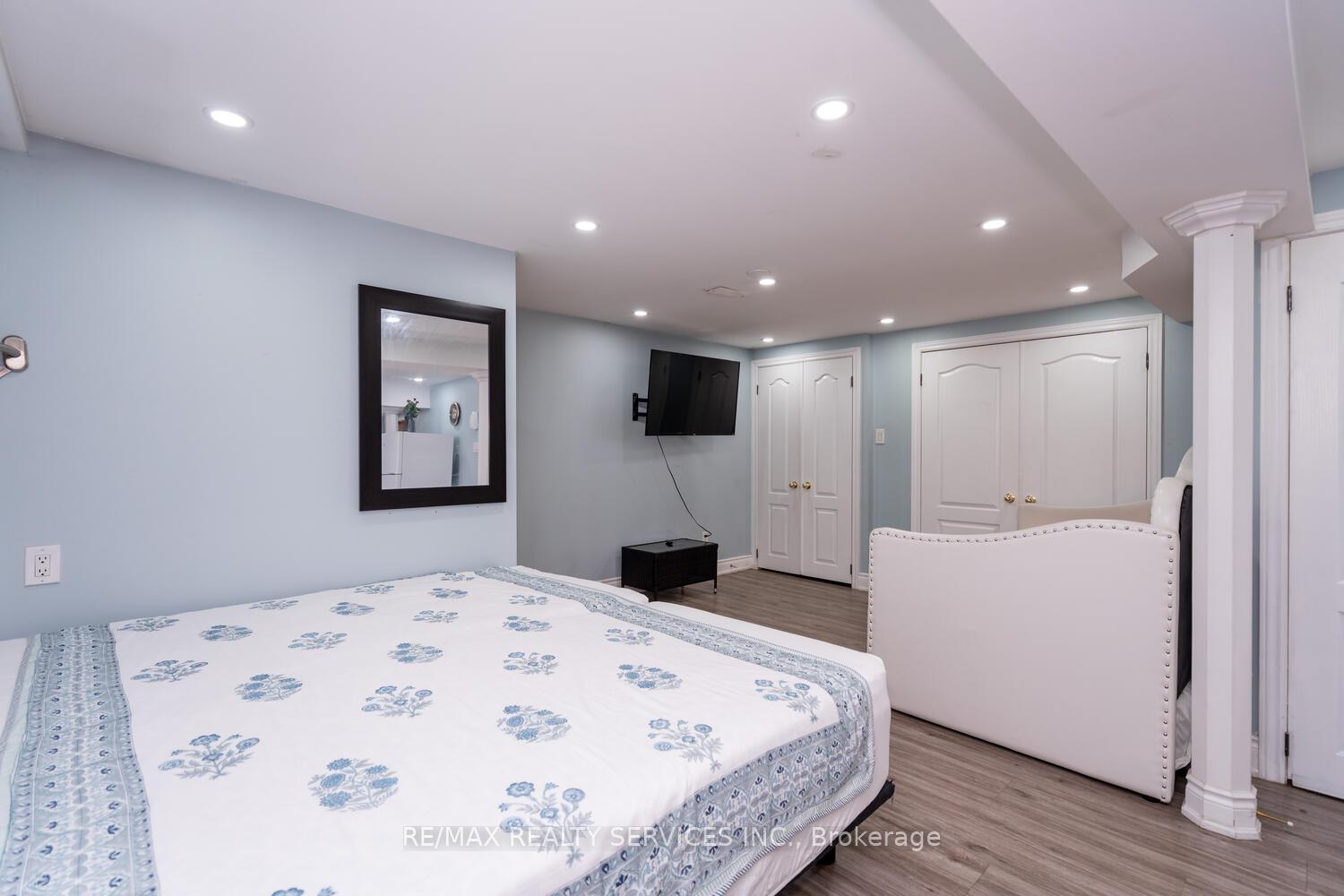 5 Bedrooms Condo at 2825 Gananoque, Mississauga For sale