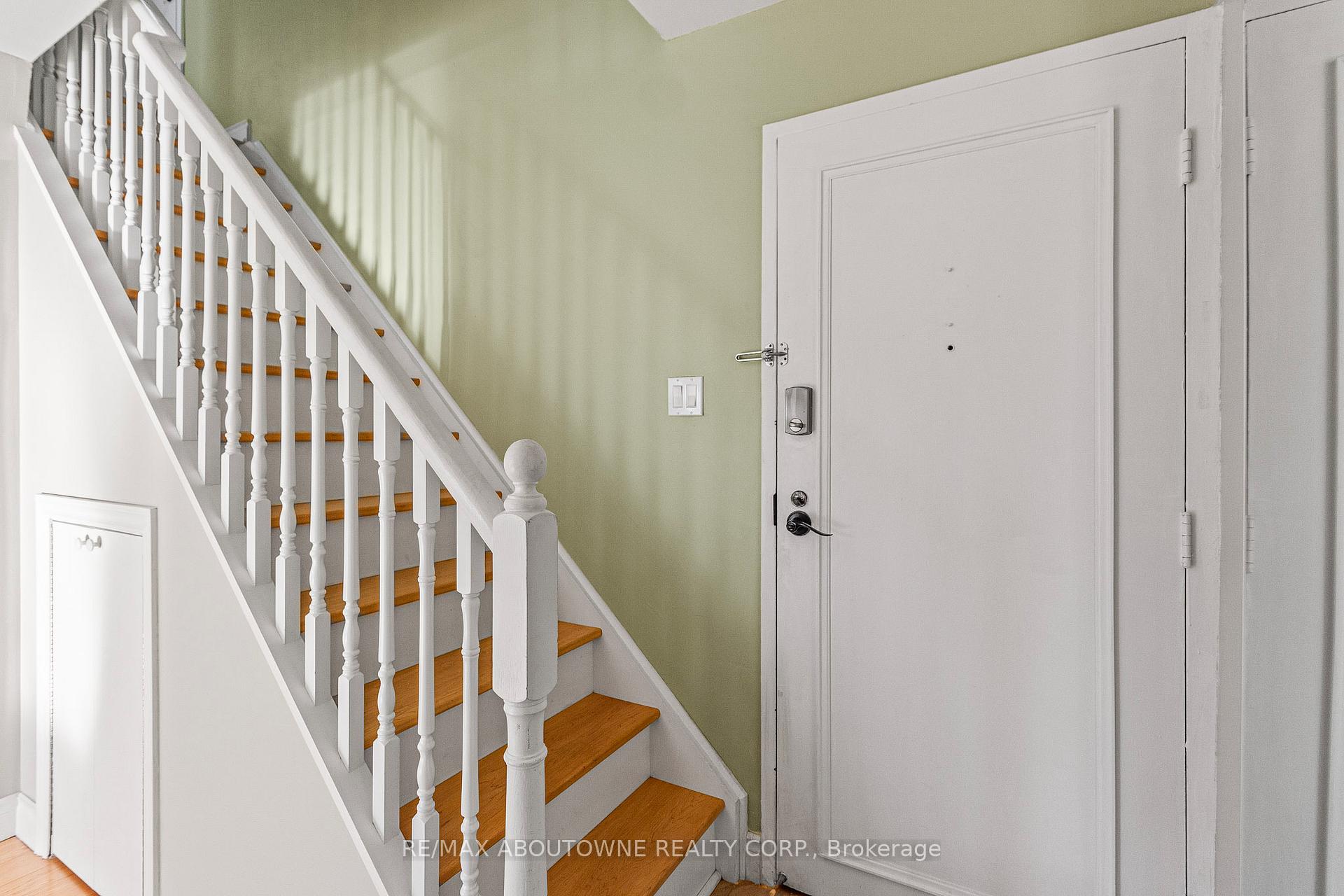 3 Bedrooms Condo at 1300 Marlborough, Oakville For sale