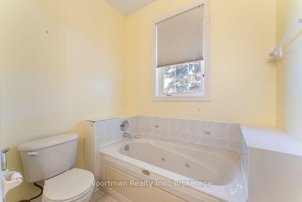 2 Bedrooms Condo at 360 Silverbirch,  Hamilton For sale