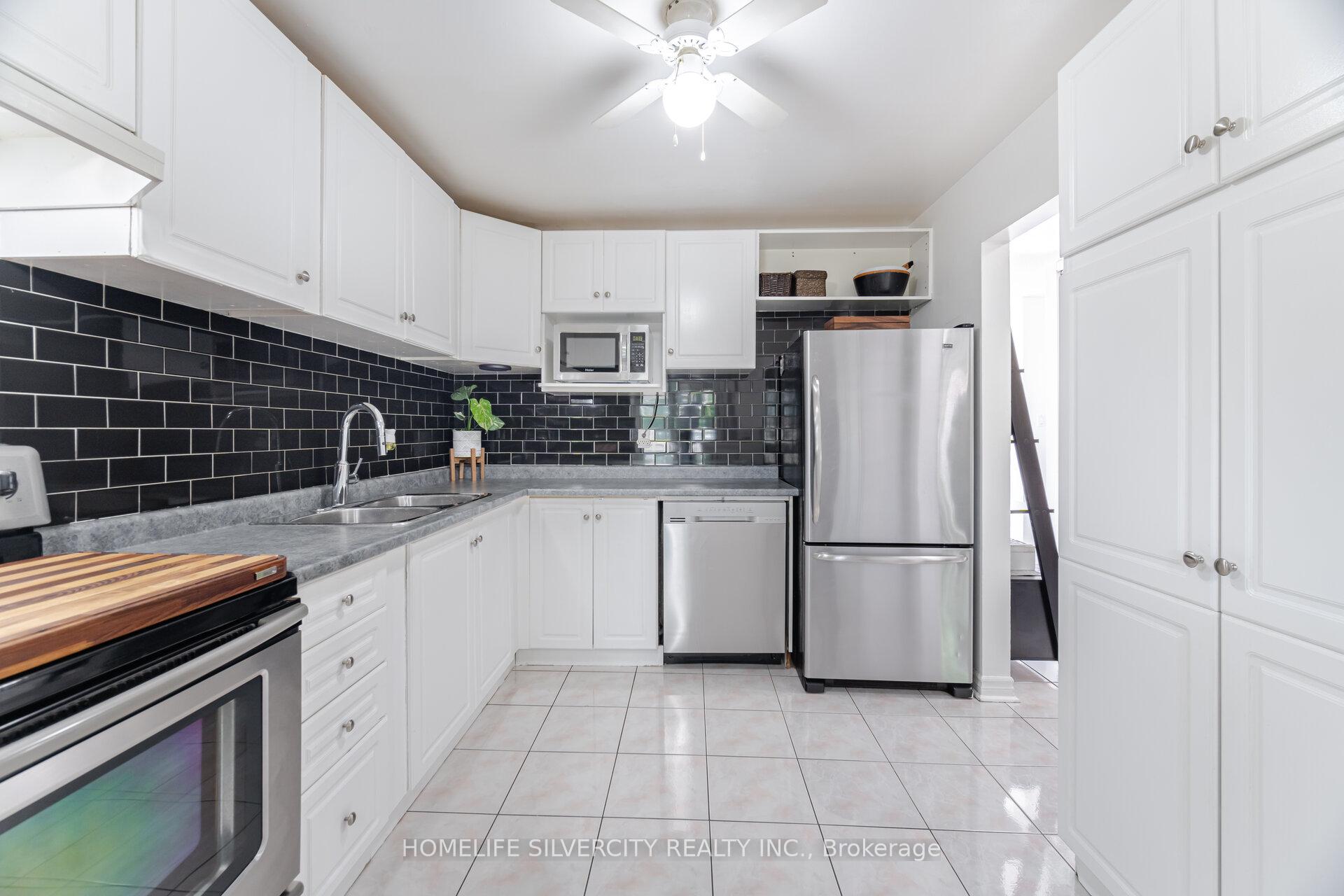 3 Bedrooms Condo at 3500 Glen erin, Mississauga For sale