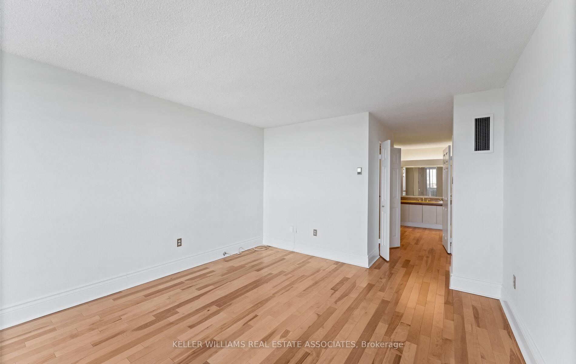 3 Bedrooms Condo at 2010 Islington, Toronto For sale