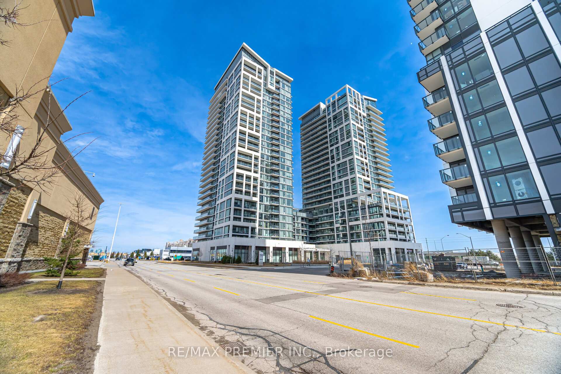 2 Bedrooms Condo at 9000 Jane, Vaughan For sale