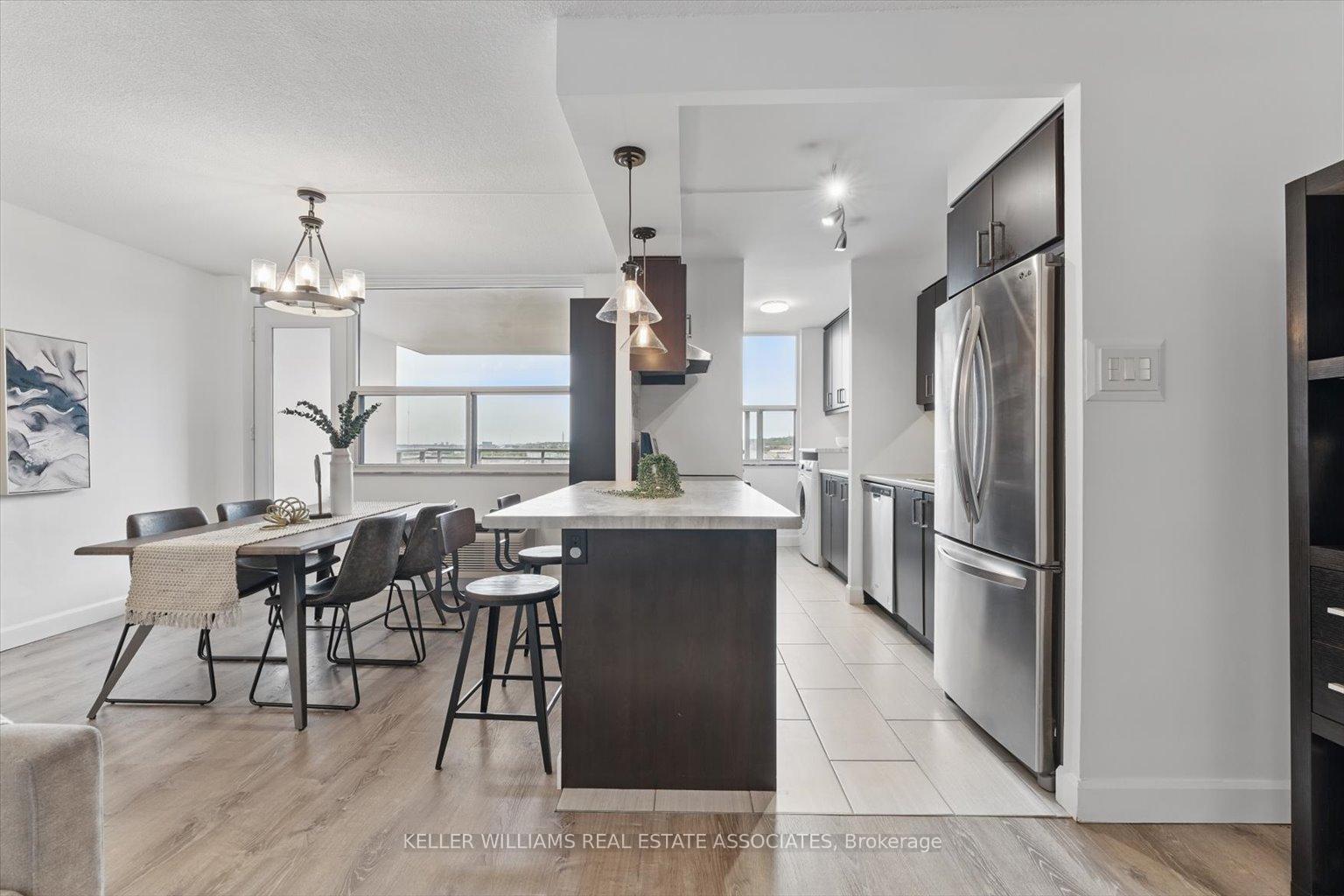 2 Bedrooms Condo at 966 Inverhouse, Mississauga For sale