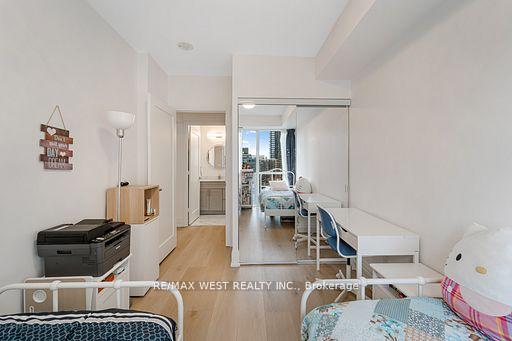 2 Bedrooms Condo at 70 Roehampton,  Toronto For sale