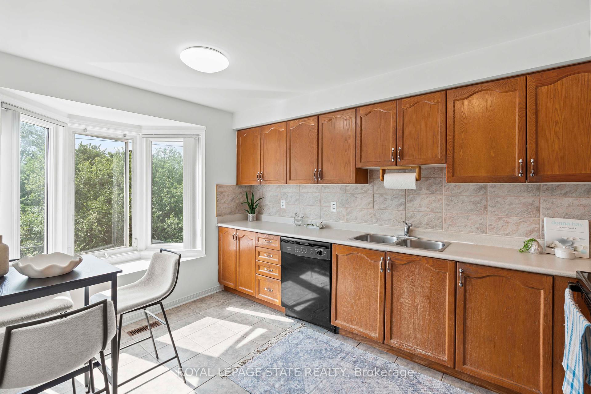 3 Bedrooms Condo at 5090 Fairview, Burlington For sale