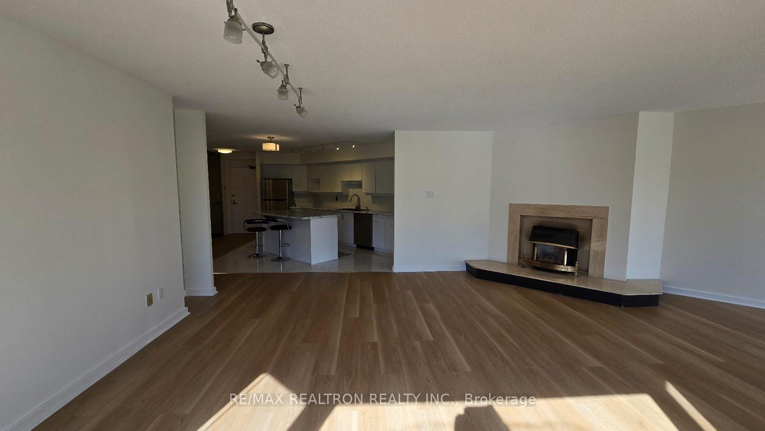 2 Bedrooms Condo at 70 Elmsthorpe, Toronto For sale